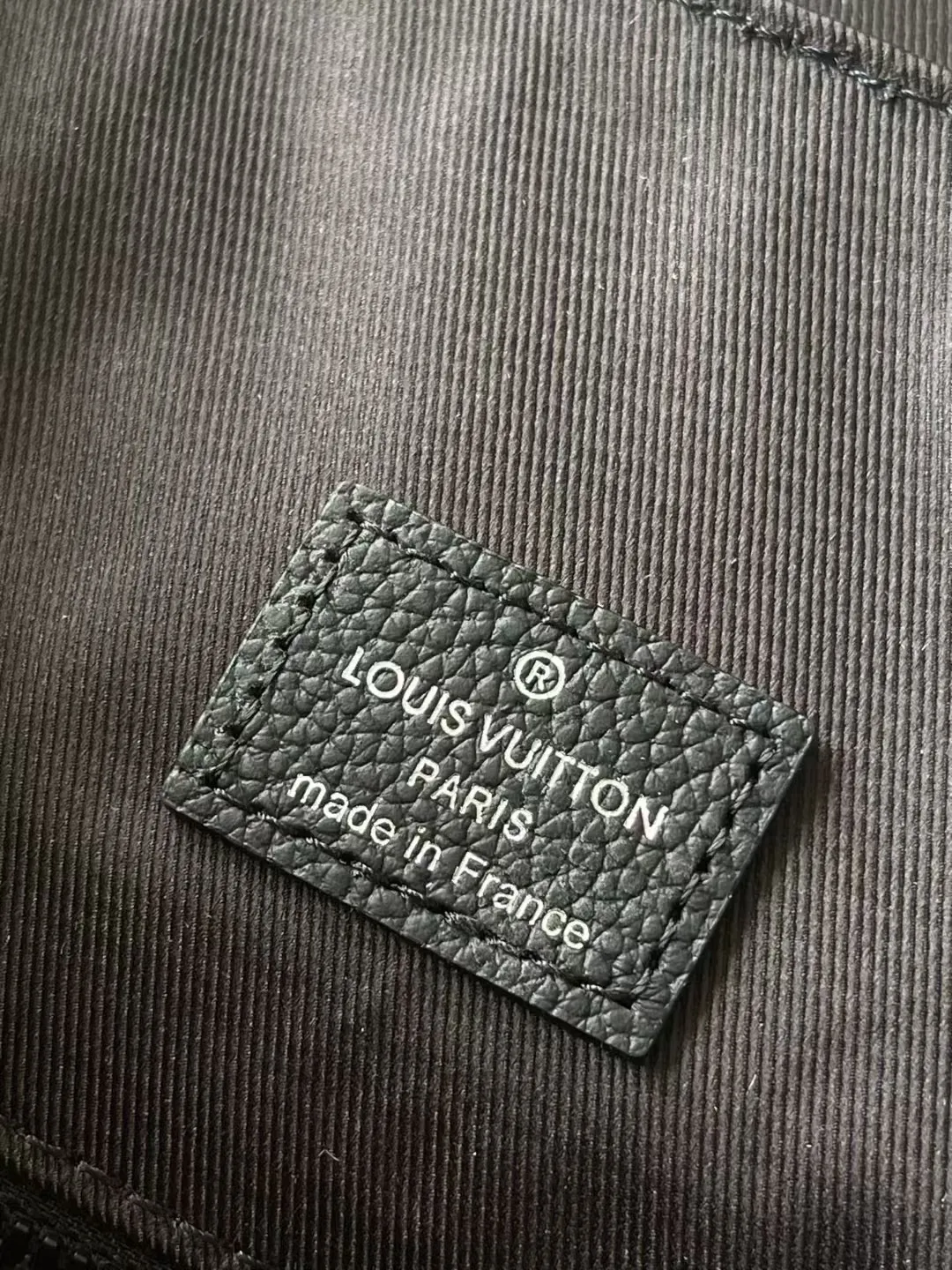 💰1180 Top Original M14952 This Christopher medium backpack is made of Damoflage Black canvas to create a modern and elegant structure, and the classic Damier pattern is reconstructed with a pixel effect. The Marque L.Vuitton Deposee logo is also integrated into it, vividly interpreting ultra-modern style. Dimensions: 38 × 44 × 12.5 cm