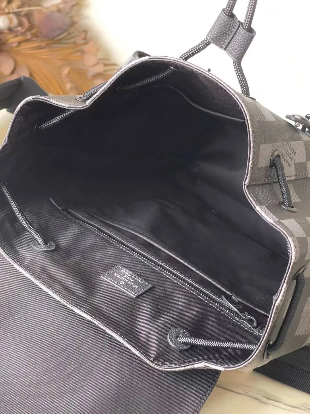 💰1180 Top Original M14952 This Christopher medium backpack is made of Damoflage Black canvas to create a modern and elegant structure, and the classic Damier pattern is reconstructed with a pixel effect. The Marque L.Vuitton Deposee logo is also integrated into it, vividly interpreting ultra-modern style. Dimensions: 38 × 44 × 12.5 cm