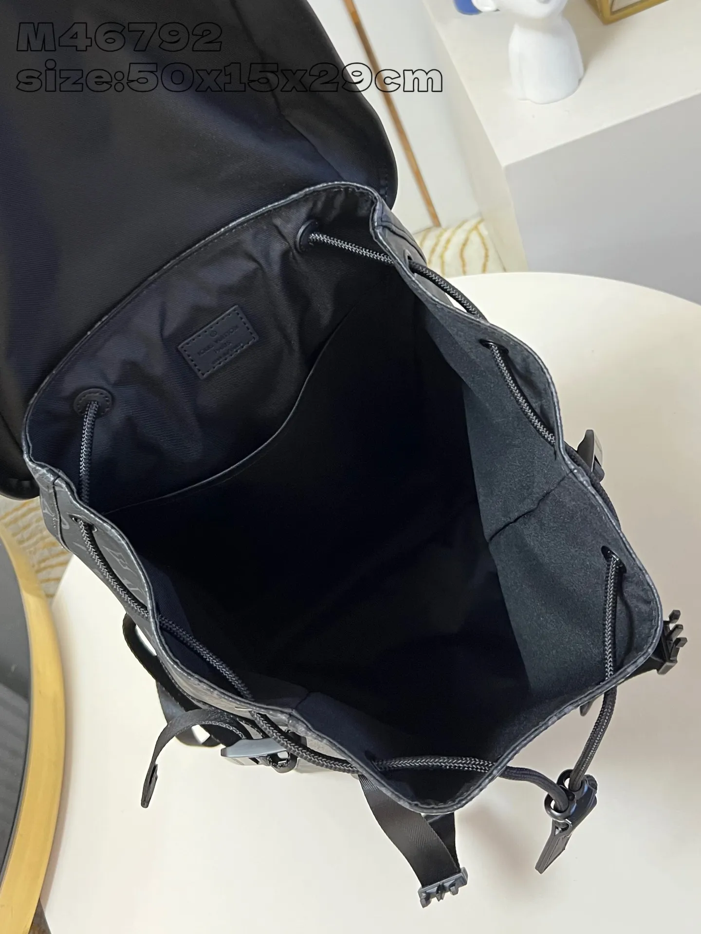 💰1080 Top-quality original individual real shot M46792 Black Flower] This Getaway backpack draws on the energetic style of outdoor sports and uses Monogram Eclipse canvas to create a soft and close-fitting structure. The top flap has an LV logo quick-release buckle, a spacious main compartment and multiple exterior pockets, making it a trendy choice for travel or daily travel. 50 x 15 x 29 cm (height x width x length) [Warm reminder: This item is too big to fit in the packaging]