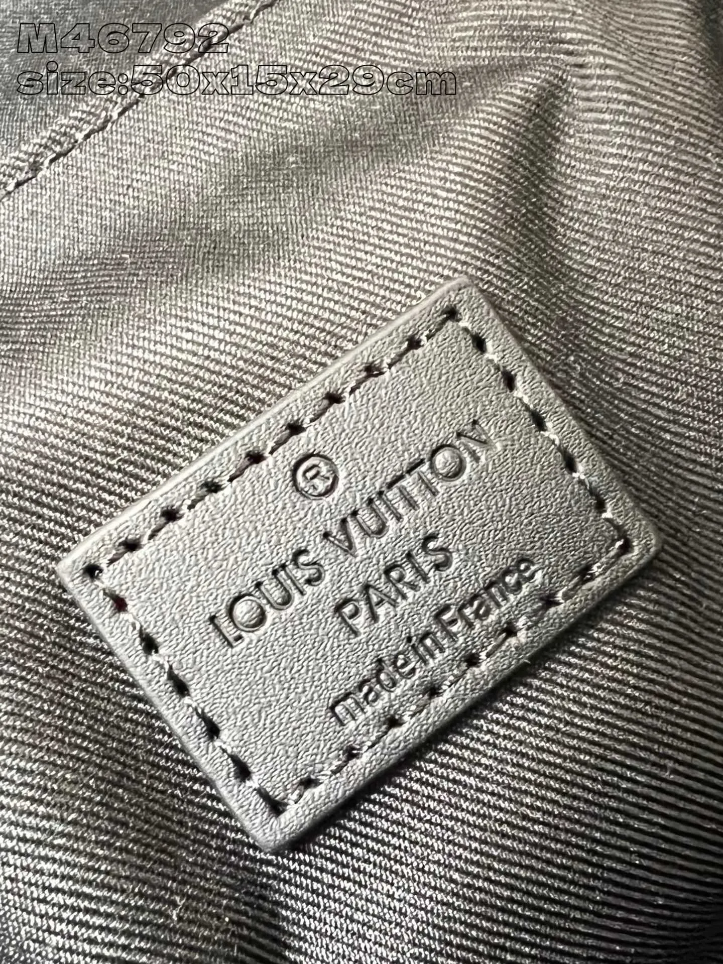 💰1080 Top-quality original individual real shot M46792 Black Flower] This Getaway backpack draws on the energetic style of outdoor sports and uses Monogram Eclipse canvas to create a soft and close-fitting structure. The top flap has an LV logo quick-release buckle, a spacious main compartment and multiple exterior pockets, making it a trendy choice for travel or daily travel. 50 x 15 x 29 cm (height x width x length) [Warm reminder: This item is too big to fit in the packaging]