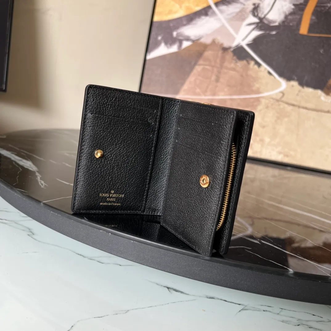 Factory price 480 Top original order M80152 Black This Cléa wallet is made of Monogram Empreinte soft grained cowhide, embellished with Louis Vuitton's iconic Monogram embossed pattern. It has a stylish design, is exquisite and compact but has a spacious capacity. It is equipped with an external patch pocket, zipper coin pocket, banknote compartment and six credit card slots. Details 12 x 9 x 3.5 cm (Length x Height x Width) Turtledove beige Soft grained embossed cowhide Leather lining Gold-tone hardware Snap-button closure Compartment for notes Accordion zip coin pocket External patch pocket Inner card compartment 6 credit card slots