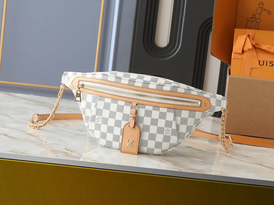💰240💰Upgraded from the original M14353 M46784 M43644 This High Rise waist bag is made of soft Monogram coated canvas to create a close-fitting shape. The thin design can be placed inside the jacket. The cowhide leather has a detachable name tag and can be tied with a fabric shoulder strap for a sporty look. Dimensions: 38.0 x 16.0 x 8.0 cm (length x height x width)
