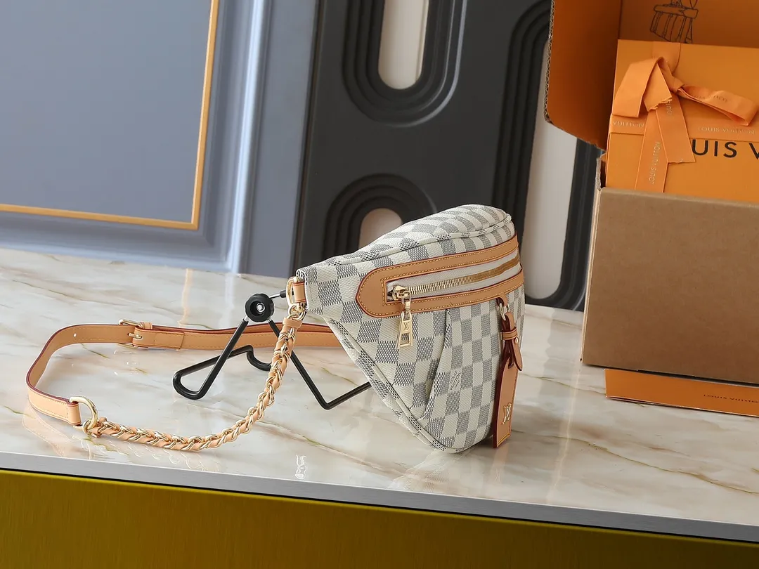 💰240💰Upgraded from the original M14353 M46784 M43644 This High Rise waist bag is made of soft Monogram coated canvas to create a close-fitting shape. The thin design can be placed inside the jacket. The cowhide leather has a detachable name tag and can be tied with a fabric shoulder strap for a sporty look. Dimensions: 38.0 x 16.0 x 8.0 cm (length x height x width)