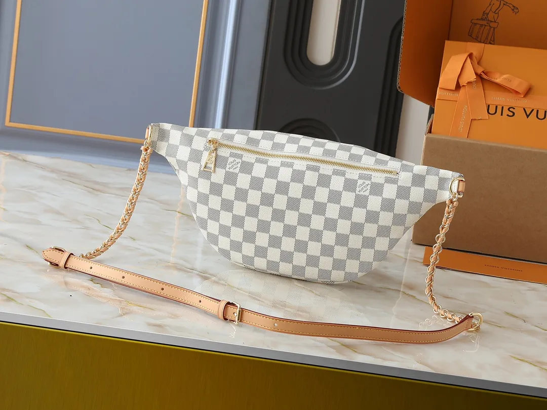💰240💰Upgraded from the original M14353 M46784 M43644 This High Rise waist bag is made of soft Monogram coated canvas to create a close-fitting shape. The thin design can be placed inside the jacket. The cowhide leather has a detachable name tag and can be tied with a fabric shoulder strap for a sporty look. Dimensions: 38.0 x 16.0 x 8.0 cm (length x height x width)