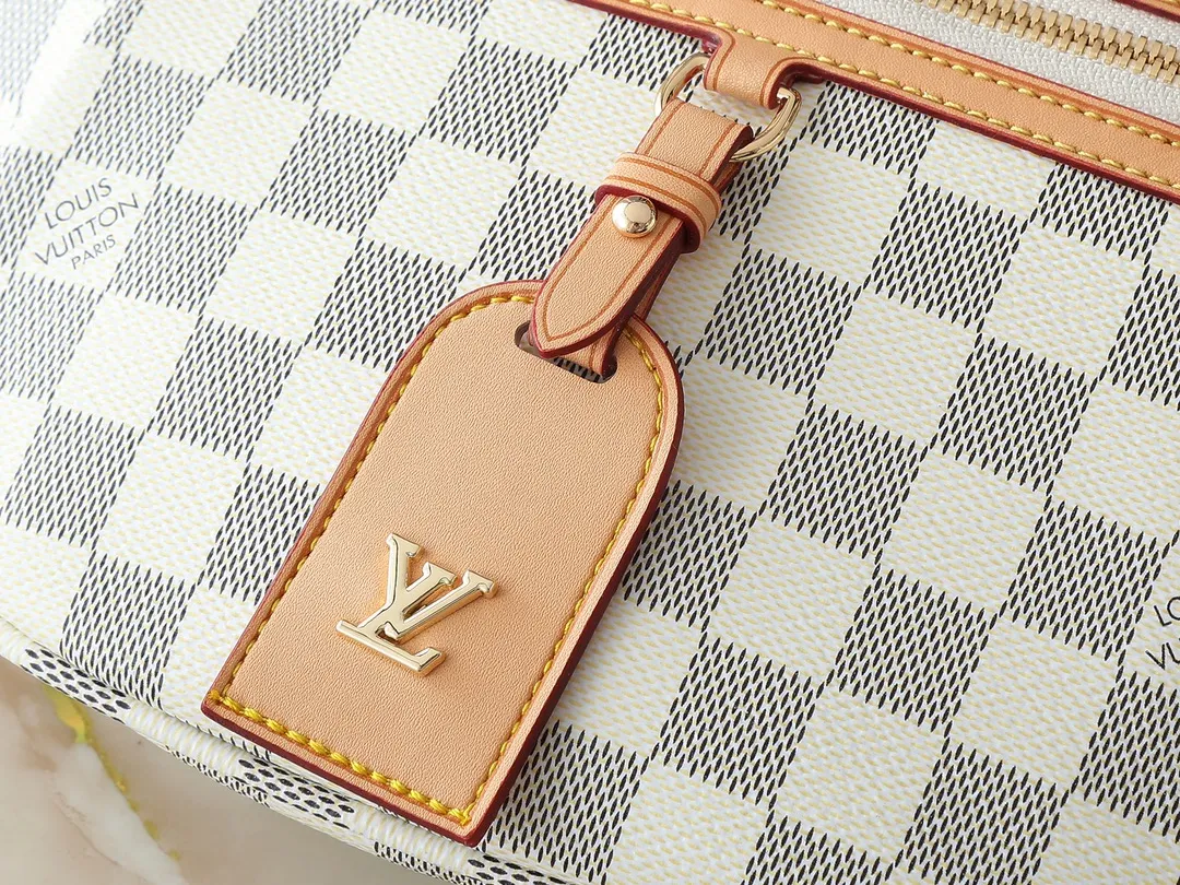 💰240💰Upgraded from the original M14353 M46784 M43644 This High Rise waist bag is made of soft Monogram coated canvas to create a close-fitting shape. The thin design can be placed inside the jacket. The cowhide leather has a detachable name tag and can be tied with a fabric shoulder strap for a sporty look. Dimensions: 38.0 x 16.0 x 8.0 cm (length x height x width)