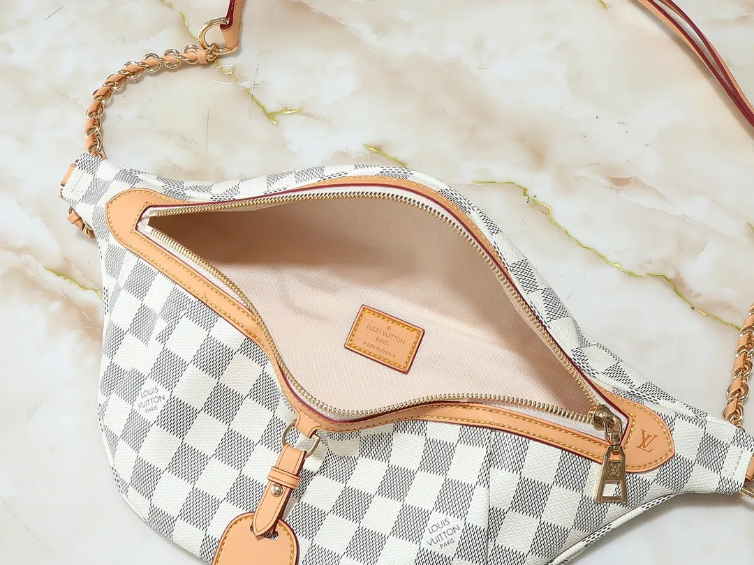 💰240💰Upgraded from the original M14353 M46784 M43644 This High Rise waist bag is made of soft Monogram coated canvas to create a close-fitting shape. The thin design can be placed inside the jacket. The cowhide leather has a detachable name tag and can be tied with a fabric shoulder strap for a sporty look. Dimensions: 38.0 x 16.0 x 8.0 cm (length x height x width)