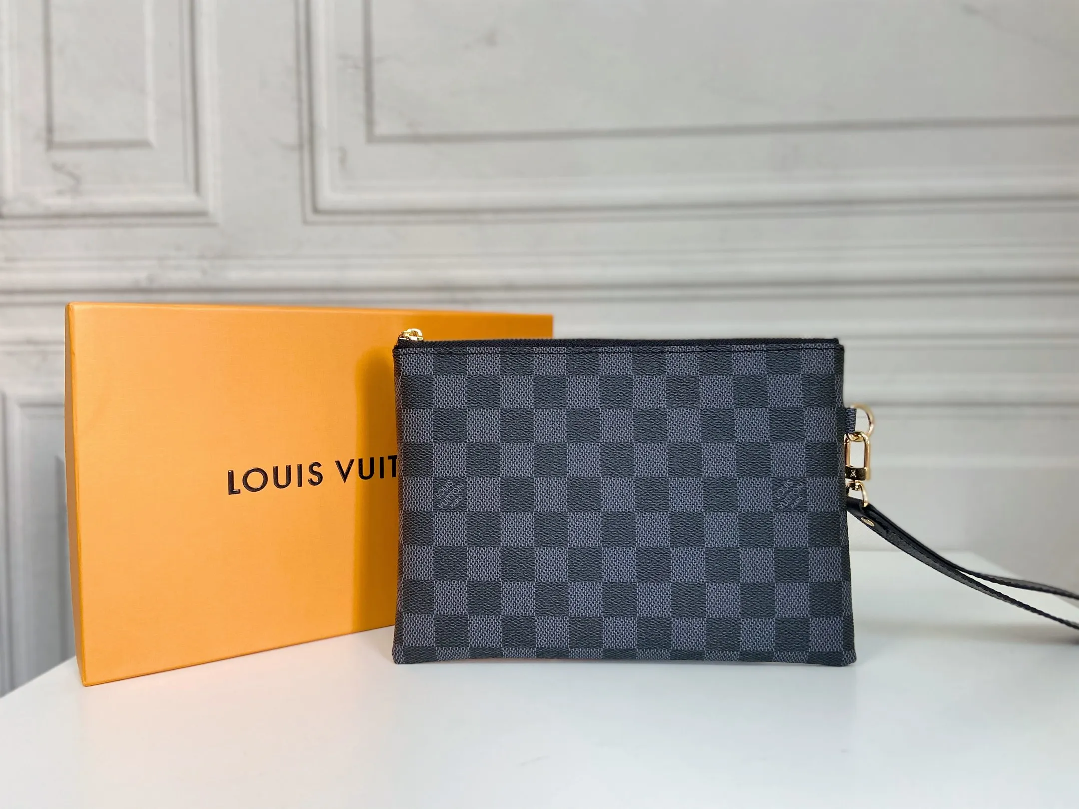 💰130 💎Inspired by Louis Vuitton’s classic suitcases, this City bag is made of Monogram canvas and decorated with printed embroidered patches, reminiscent of suitcase stickers from the late 19th century. A removable wrist strap adds practicality and style to this versatile bag design. Style number: M63447. Dimensions: 16.0 x 23.0 x 0.3 cm (length x height x width)