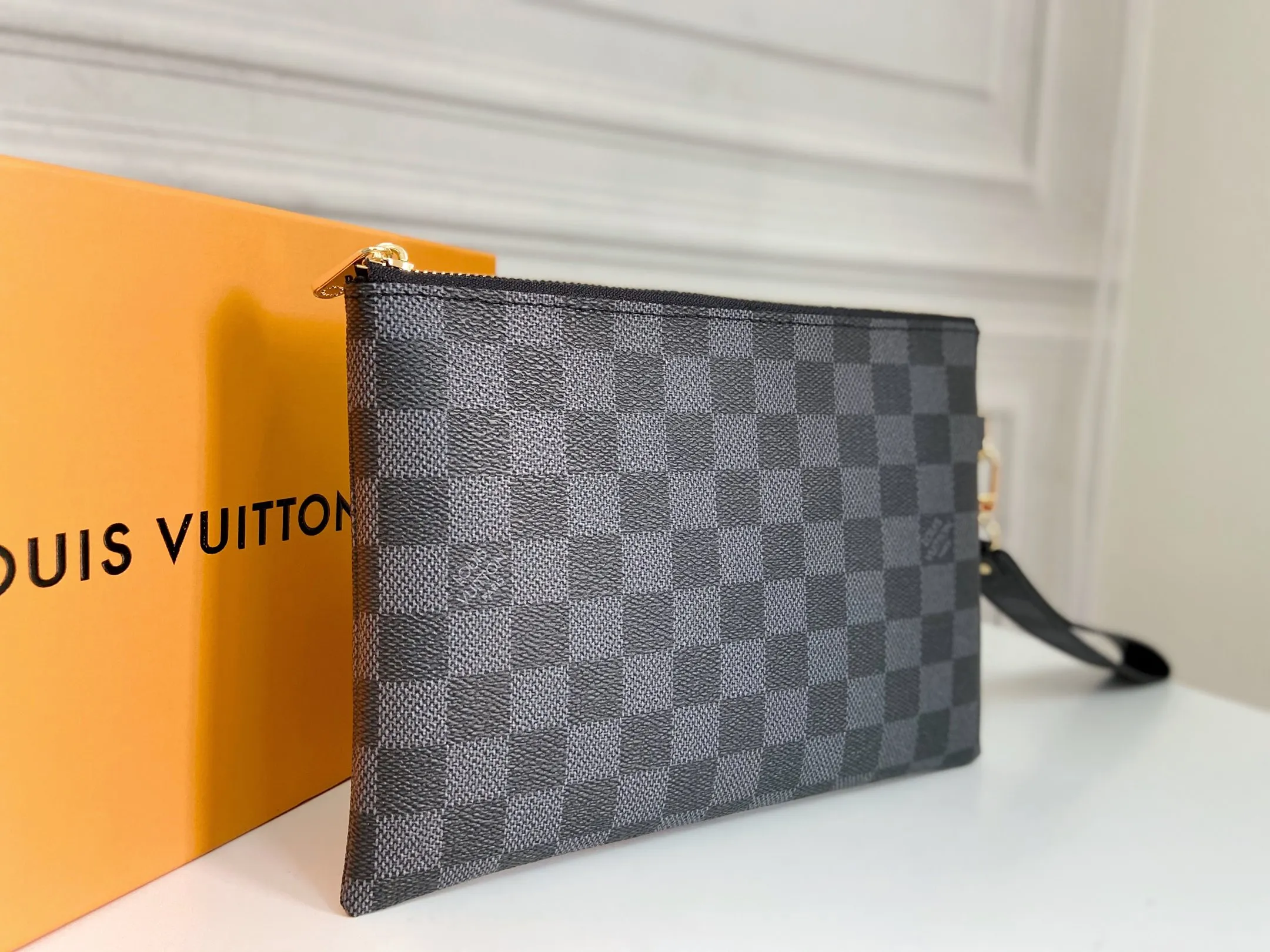 💰130 💎Inspired by Louis Vuitton’s classic suitcases, this City bag is made of Monogram canvas and decorated with printed embroidered patches, reminiscent of suitcase stickers from the late 19th century. A removable wrist strap adds practicality and style to this versatile bag design. Style number: M63447. Dimensions: 16.0 x 23.0 x 0.3 cm (length x height x width)