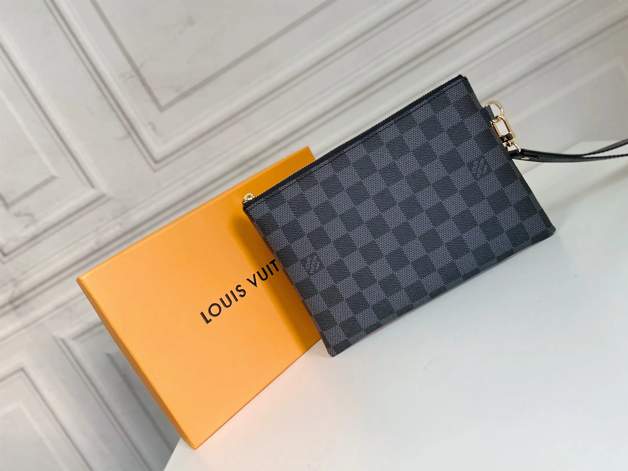 💰130 💎Inspired by Louis Vuitton’s classic suitcases, this City bag is made of Monogram canvas and decorated with printed embroidered patches, reminiscent of suitcase stickers from the late 19th century. A removable wrist strap adds practicality and style to this versatile bag design. Style number: M63447. Dimensions: 16.0 x 23.0 x 0.3 cm (length x height x width)