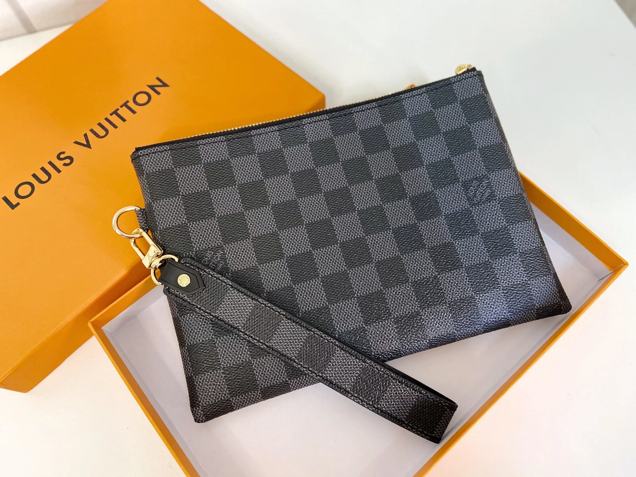 💰130 💎Inspired by Louis Vuitton’s classic suitcases, this City bag is made of Monogram canvas and decorated with printed embroidered patches, reminiscent of suitcase stickers from the late 19th century. A removable wrist strap adds practicality and style to this versatile bag design. Style number: M63447. Dimensions: 16.0 x 23.0 x 0.3 cm (length x height x width)