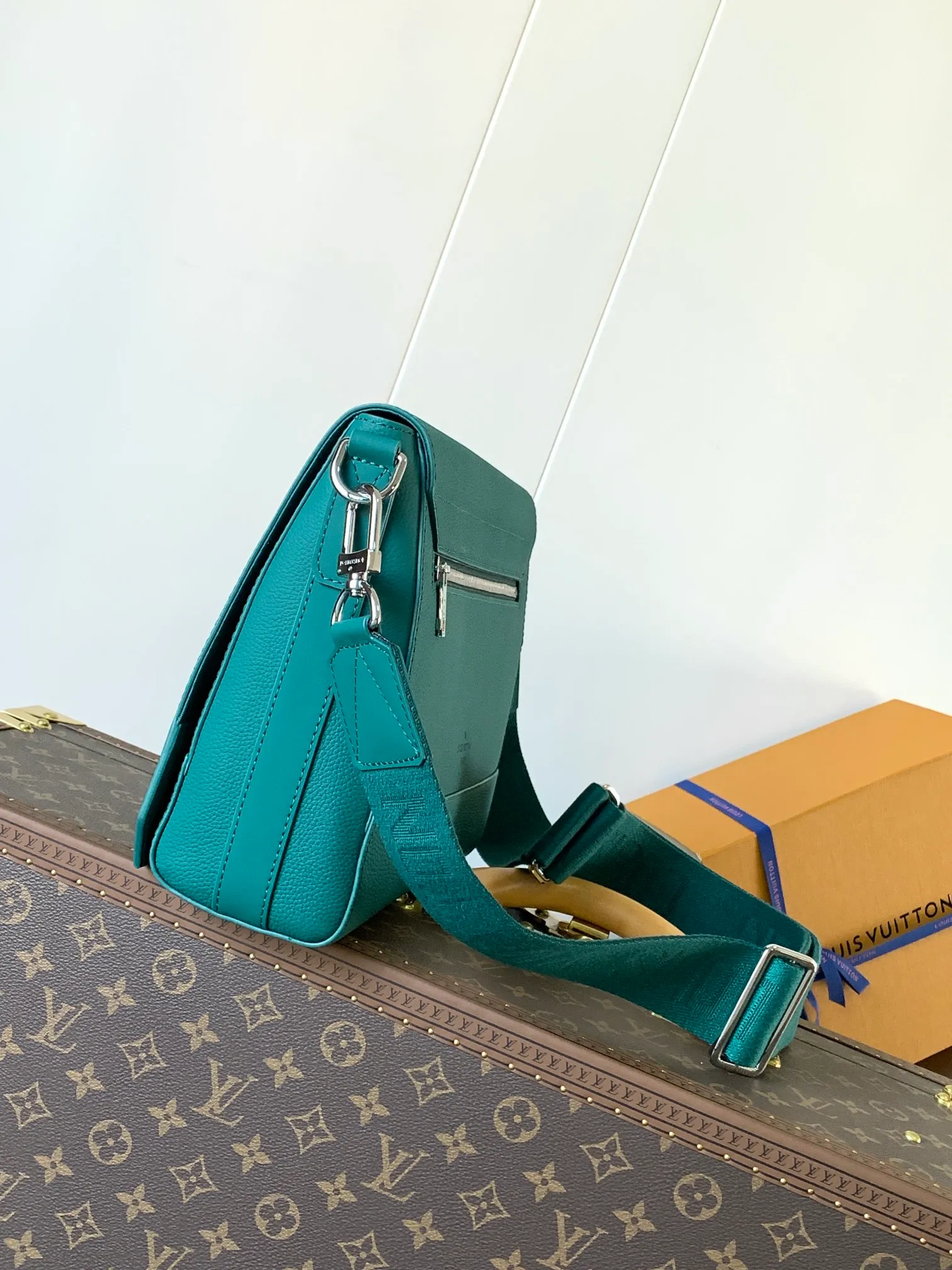 💰1120 (top layer leather) top original order M57080 black M21363 blue 22505 asphalt gray 23709 navy blue top original order transcoding chip LV Aerogram The minimalist design of the messenger bag is full of trendy atmosphere: the customizable label on the fine cow leather surface looks like the stamps on old aviation letterheads, the right-angled flap opens the interior space, which can accommodate mobile phones, tablets and documents, and the zippered back pocket securely stores valuables. 27.0