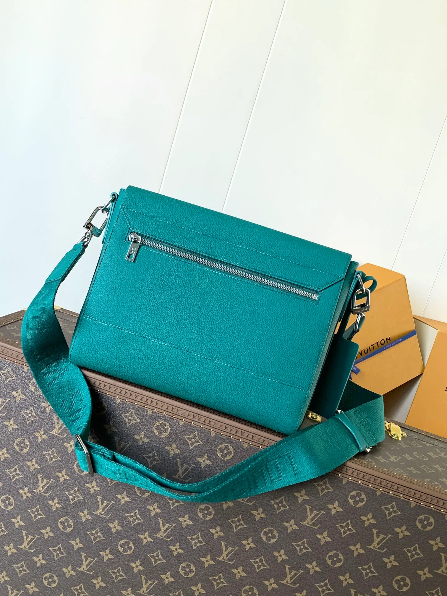 💰1120 (top layer leather) top original order M57080 black M21363 blue 22505 asphalt gray 23709 navy blue top original order transcoding chip LV Aerogram The minimalist design of the messenger bag is full of trendy atmosphere: the customizable label on the fine cow leather surface looks like the stamps on old aviation letterheads, the right-angled flap opens the interior space, which can accommodate mobile phones, tablets and documents, and the zippered back pocket securely stores valuables. 27.0