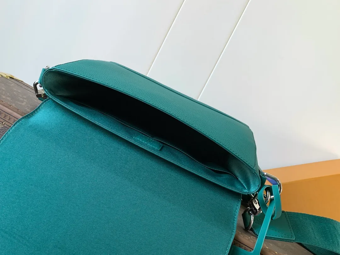 💰1120 (top layer leather) top original order M57080 black M21363 blue 22505 asphalt gray 23709 navy blue top original order transcoding chip LV Aerogram The minimalist design of the messenger bag is full of trendy atmosphere: the customizable label on the fine cow leather surface looks like the stamps on old aviation letterheads, the right-angled flap opens the interior space, which can accommodate mobile phones, tablets and documents, and the zippered back pocket securely stores valuables. 27.0