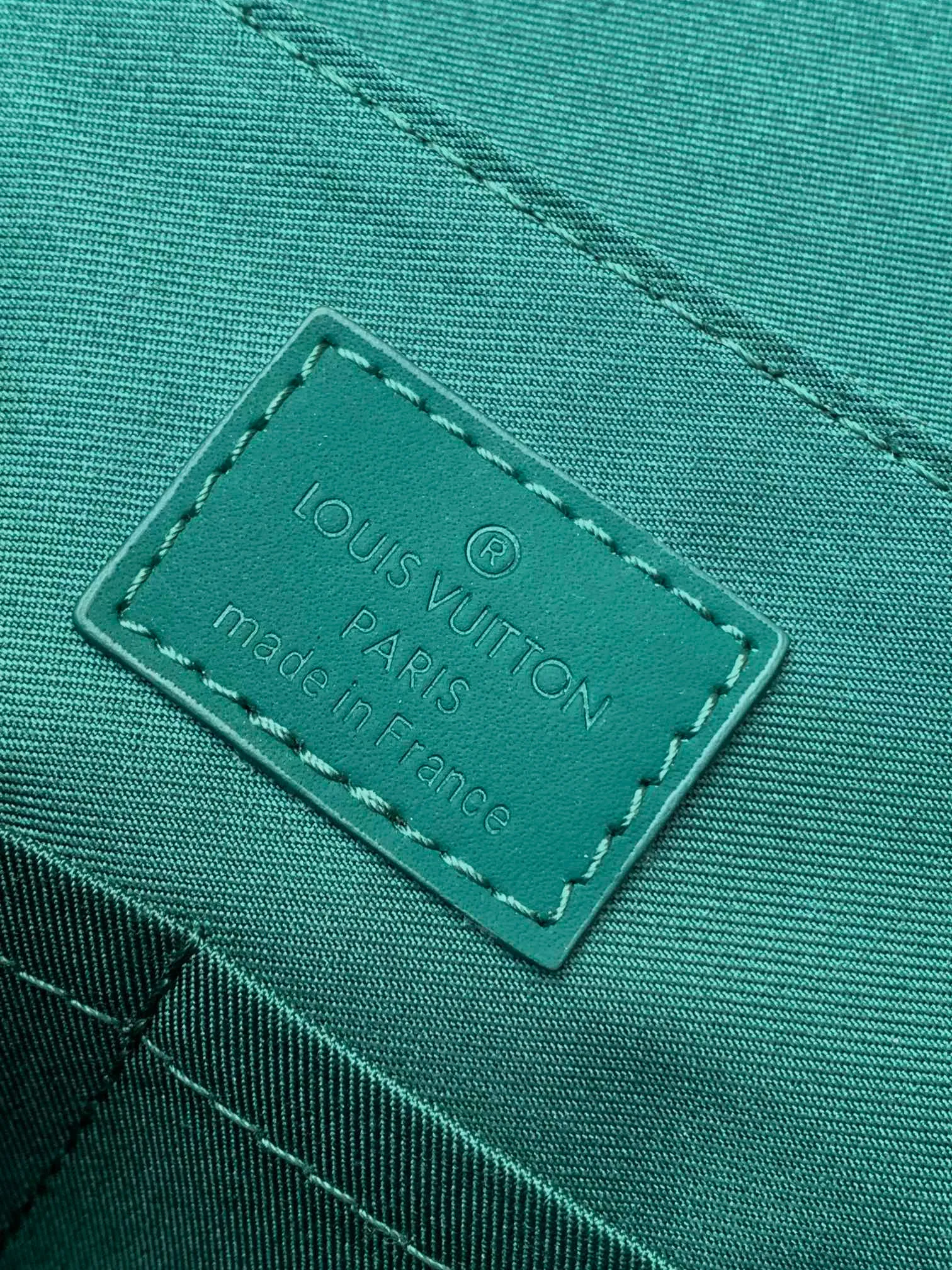 💰1120 (top layer leather) top original order M57080 black M21363 blue 22505 asphalt gray 23709 navy blue top original order transcoding chip LV Aerogram The minimalist design of the messenger bag is full of trendy atmosphere: the customizable label on the fine cow leather surface looks like the stamps on old aviation letterheads, the right-angled flap opens the interior space, which can accommodate mobile phones, tablets and documents, and the zippered back pocket securely stores valuables. 27.0