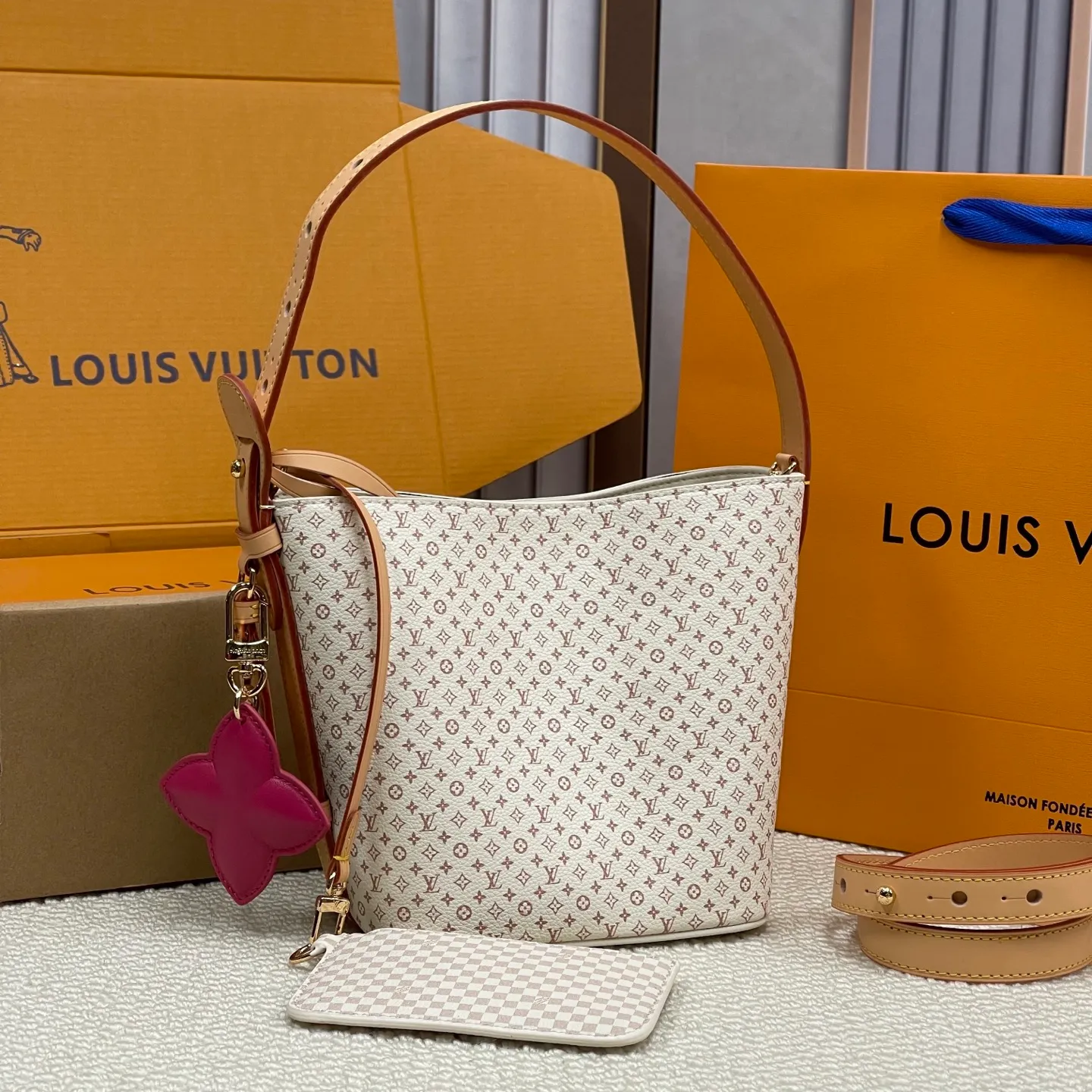 [Upgraded Version] P560¥ New Counter Style·High Quality·With Gift Box🎁Packaging【All In BB Handbag】Model m15130 Dune Color This pre-fall 2025 version of All In BB showcases the LV Romance animation, combining two iconic House patterns: Monogram and Damier. It's made from calfskin and embellished with the signature padlock and exclusive Bloom charm. The interior is sized for everyday essentials and includes a removable zipper pocket for smaller items.  Dimensions: 16 x 18 x 12 cm (LxHxW)
