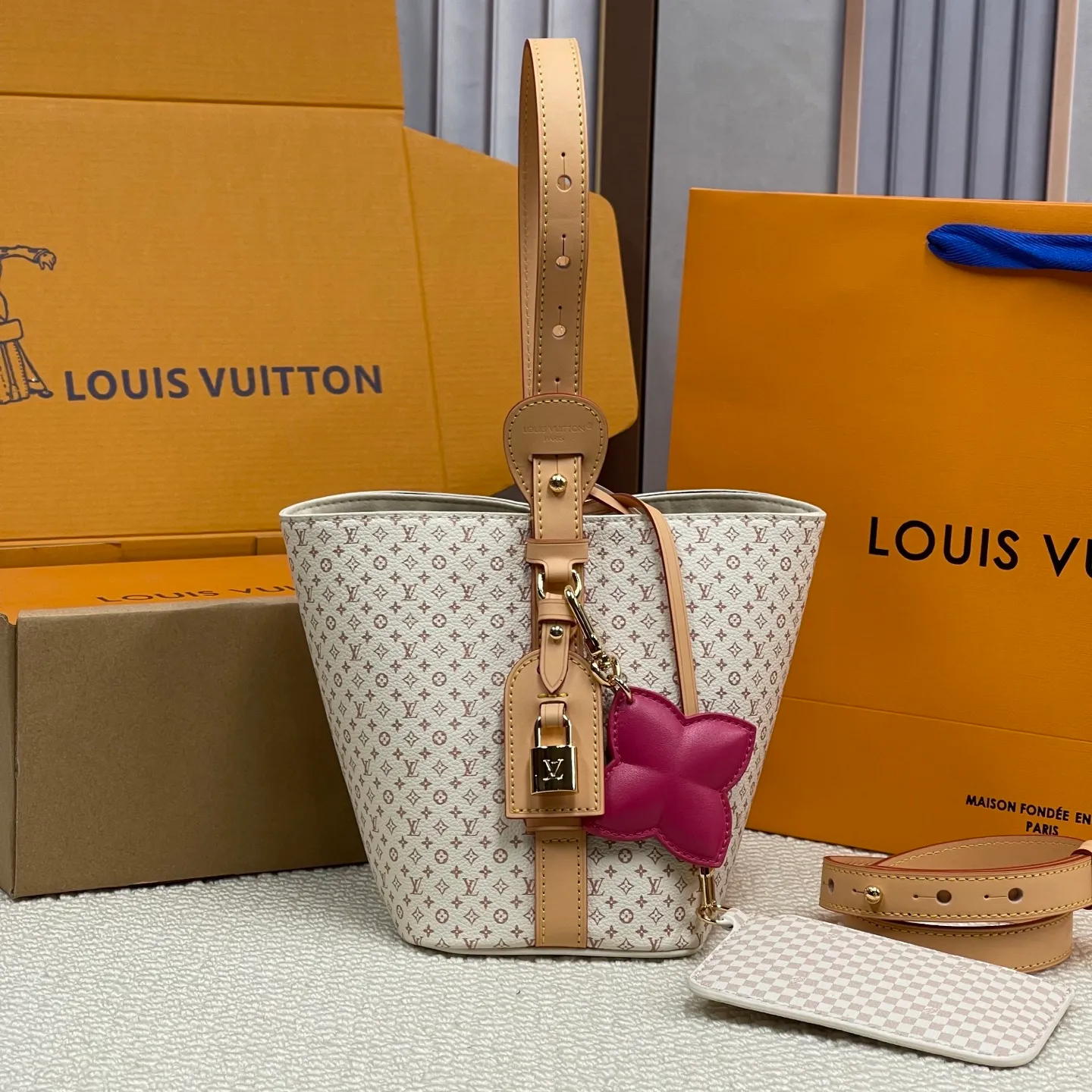 [Upgraded Version] P560¥ New Counter Style·High Quality·With Gift Box🎁Packaging【All In BB Handbag】Model m15130 Dune Color This pre-fall 2025 version of All In BB showcases the LV Romance animation, combining two iconic House patterns: Monogram and Damier. It's made from calfskin and embellished with the signature padlock and exclusive Bloom charm. The interior is sized for everyday essentials and includes a removable zipper pocket for smaller items.  Dimensions: 16 x 18 x 12 cm (LxHxW)