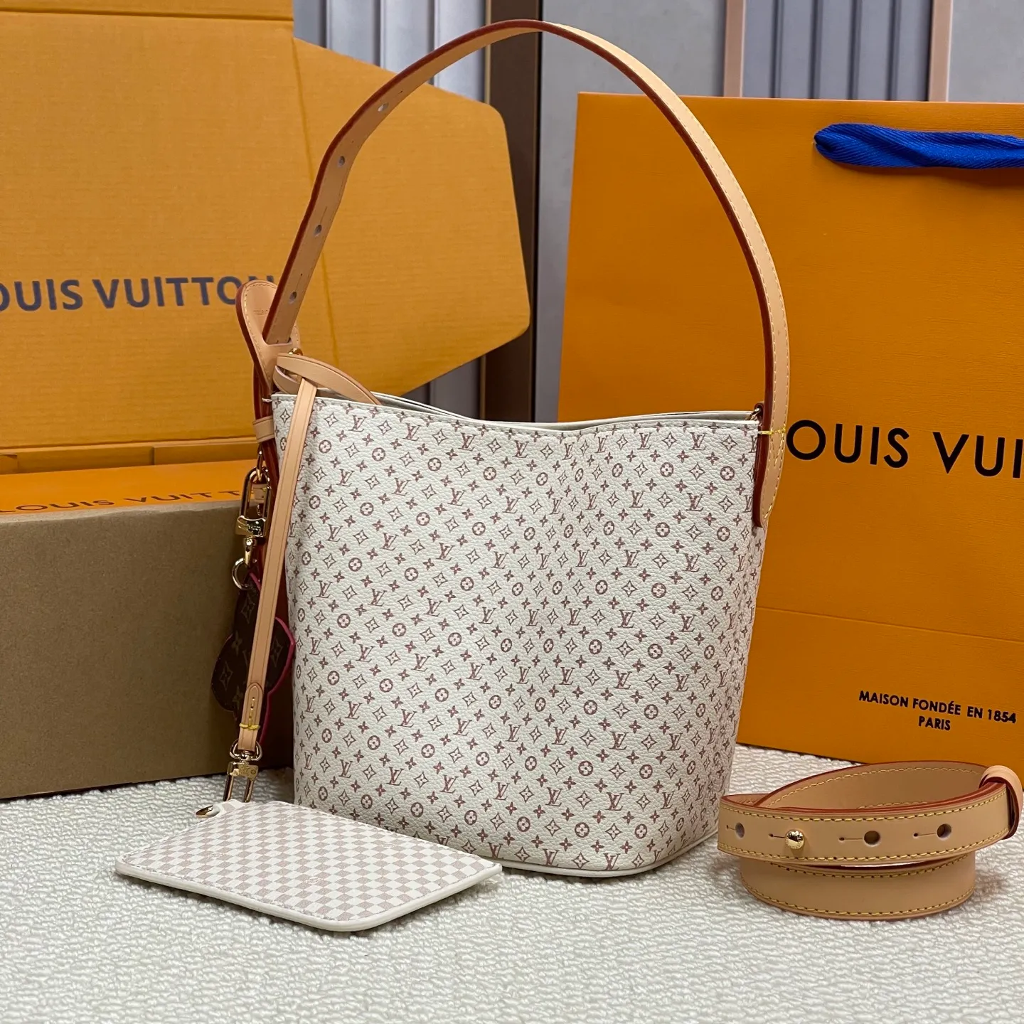 [Upgraded Version] P560¥ New Counter Style·High Quality·With Gift Box🎁Packaging【All In BB Handbag】Model m15130 Dune Color This pre-fall 2025 version of All In BB showcases the LV Romance animation, combining two iconic House patterns: Monogram and Damier. It's made from calfskin and embellished with the signature padlock and exclusive Bloom charm. The interior is sized for everyday essentials and includes a removable zipper pocket for smaller items.  Dimensions: 16 x 18 x 12 cm (LxHxW)