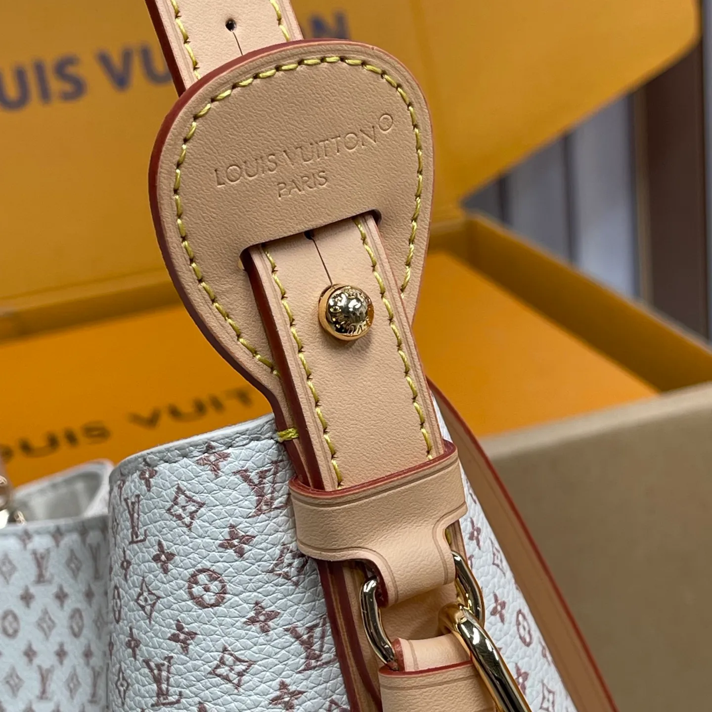 [Upgraded Version] P560¥ New Counter Style·High Quality·With Gift Box🎁Packaging【All In BB Handbag】Model m15130 Dune Color This pre-fall 2025 version of All In BB showcases the LV Romance animation, combining two iconic House patterns: Monogram and Damier. It's made from calfskin and embellished with the signature padlock and exclusive Bloom charm. The interior is sized for everyday essentials and includes a removable zipper pocket for smaller items.  Dimensions: 16 x 18 x 12 cm (LxHxW)