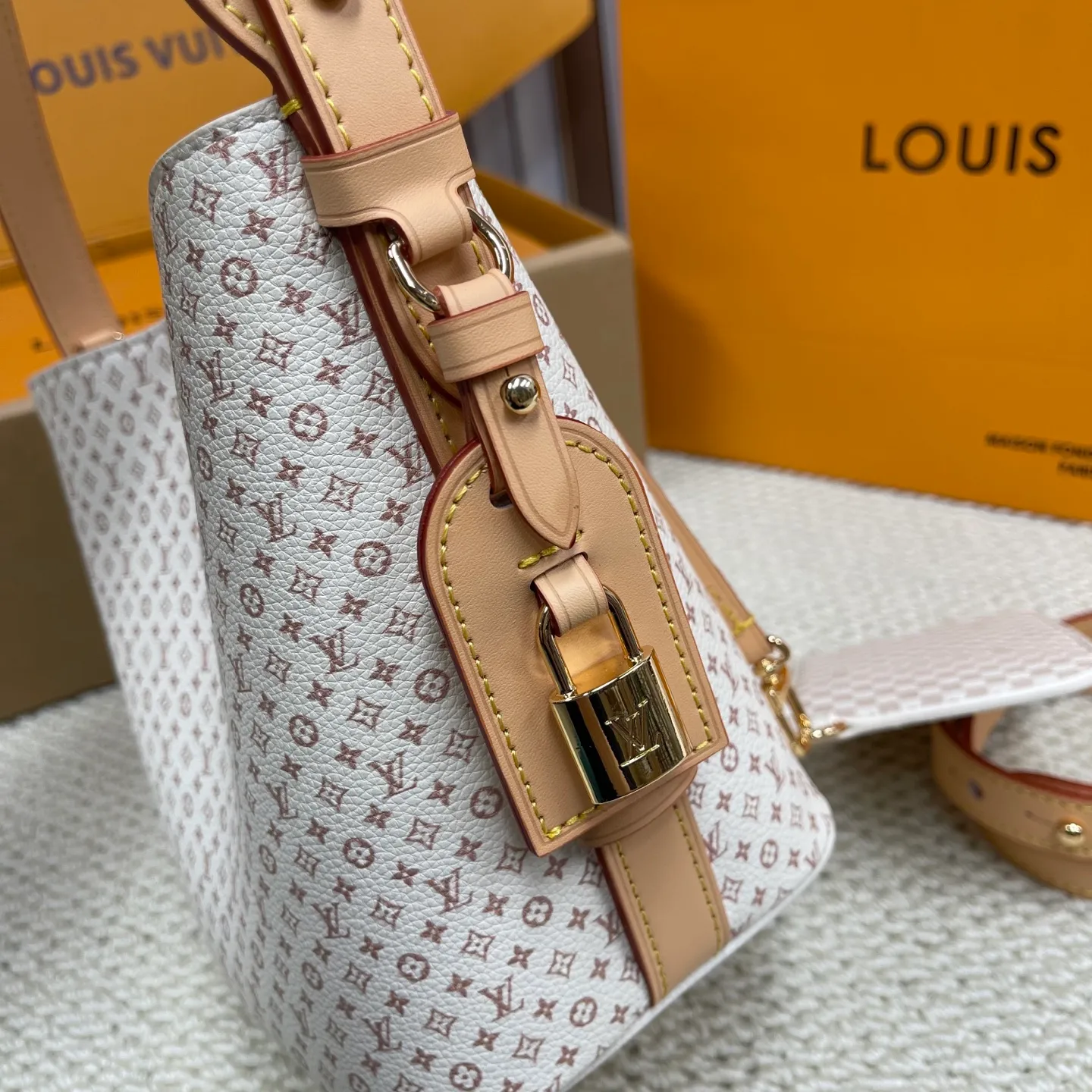 [Upgraded Version] P560¥ New Counter Style·High Quality·With Gift Box🎁Packaging【All In BB Handbag】Model m15130 Dune Color This pre-fall 2025 version of All In BB showcases the LV Romance animation, combining two iconic House patterns: Monogram and Damier. It's made from calfskin and embellished with the signature padlock and exclusive Bloom charm. The interior is sized for everyday essentials and includes a removable zipper pocket for smaller items.  Dimensions: 16 x 18 x 12 cm (LxHxW)