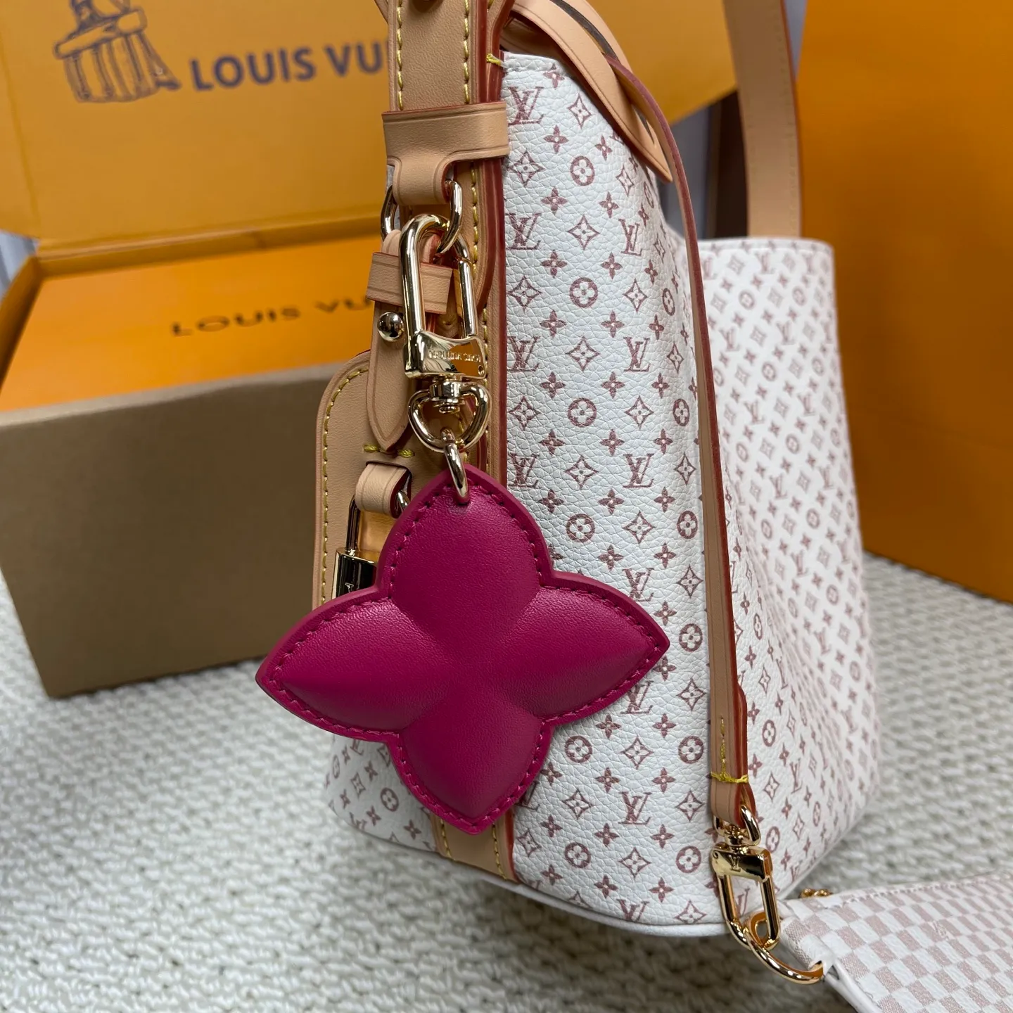 [Upgraded Version] P560¥ New Counter Style·High Quality·With Gift Box🎁Packaging【All In BB Handbag】Model m15130 Dune Color This pre-fall 2025 version of All In BB showcases the LV Romance animation, combining two iconic House patterns: Monogram and Damier. It's made from calfskin and embellished with the signature padlock and exclusive Bloom charm. The interior is sized for everyday essentials and includes a removable zipper pocket for smaller items.  Dimensions: 16 x 18 x 12 cm (LxHxW)