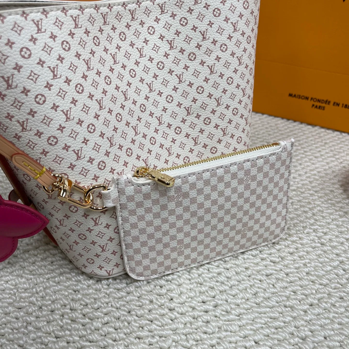 [Upgraded Version] P560¥ New Counter Style·High Quality·With Gift Box🎁Packaging【All In BB Handbag】Model m15130 Dune Color This pre-fall 2025 version of All In BB showcases the LV Romance animation, combining two iconic House patterns: Monogram and Damier. It's made from calfskin and embellished with the signature padlock and exclusive Bloom charm. The interior is sized for everyday essentials and includes a removable zipper pocket for smaller items.  Dimensions: 16 x 18 x 12 cm (LxHxW)