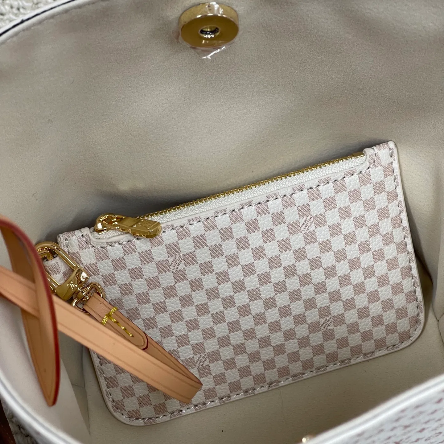 [Upgraded Version] P560¥ New Counter Style·High Quality·With Gift Box🎁Packaging【All In BB Handbag】Model m15130 Dune Color This pre-fall 2025 version of All In BB showcases the LV Romance animation, combining two iconic House patterns: Monogram and Damier. It's made from calfskin and embellished with the signature padlock and exclusive Bloom charm. The interior is sized for everyday essentials and includes a removable zipper pocket for smaller items.  Dimensions: 16 x 18 x 12 cm (LxHxW)