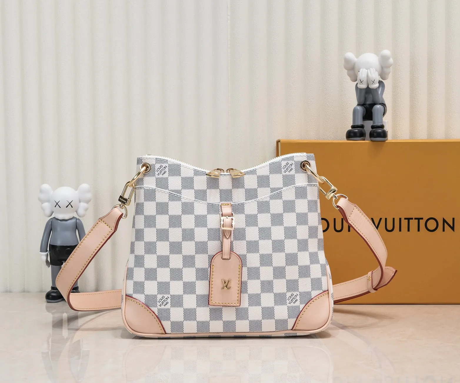 💰Large yellow leather 200 Small yellow leather 320💰Upgraded original version M45353 M45354 M45355 A new Odeon medium and small handbag is launched in the autumn and winter of 2020, using Monogram canvas and reinforced leather corners to convey a retro feel. The adjustable shoulder strap makes it easy to carry on the shoulder or across the body, and the zipper allows easy access to your belongings. Monogram coated canvas Semi-distressed vegetable tanned leather Natural cowhide and colorful cowhide trim Fabric lining Metal hardware Leather corners Shoulder strap loops Double zip closure External patch pocket with magnetic closure