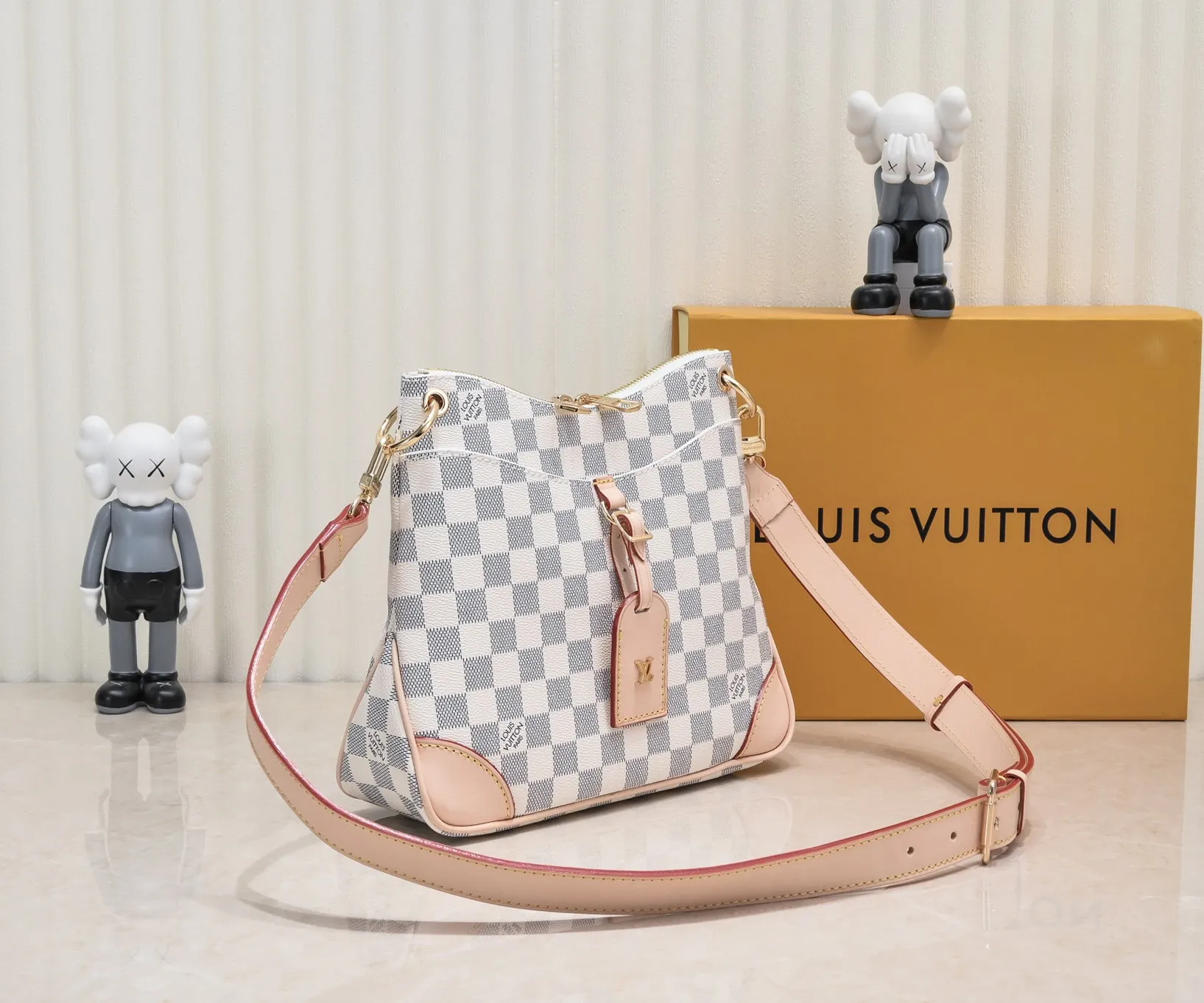 💰Large yellow leather 200 Small yellow leather 320💰Upgraded original version M45353 M45354 M45355 A new Odeon medium and small handbag is launched in the autumn and winter of 2020, using Monogram canvas and reinforced leather corners to convey a retro feel. The adjustable shoulder strap makes it easy to carry on the shoulder or across the body, and the zipper allows easy access to your belongings. Monogram coated canvas Semi-distressed vegetable tanned leather Natural cowhide and colorful cowhide trim Fabric lining Metal hardware Leather corners Shoulder strap loops Double zip closure External patch pocket with magnetic closure