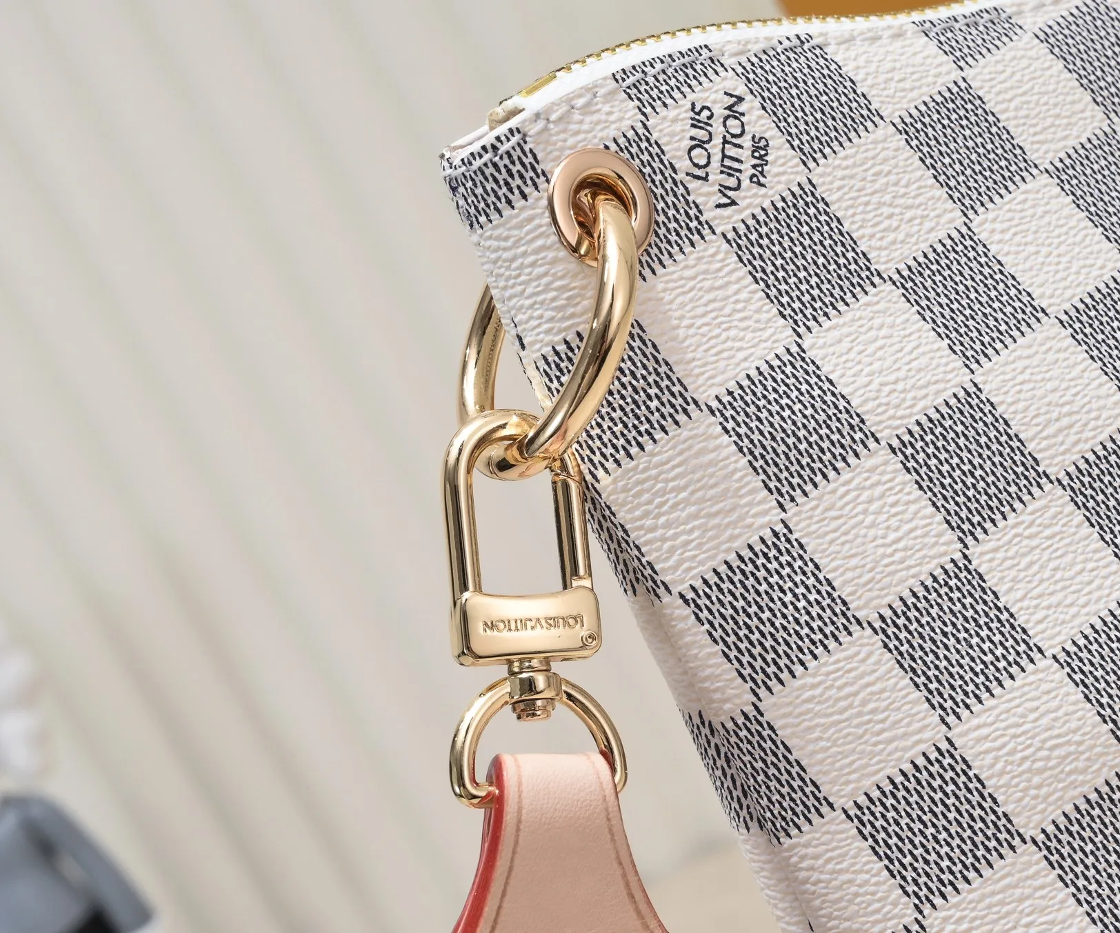 💰Large yellow leather 200 Small yellow leather 320💰Upgraded original version M45353 M45354 M45355 A new Odeon medium and small handbag is launched in the autumn and winter of 2020, using Monogram canvas and reinforced leather corners to convey a retro feel. The adjustable shoulder strap makes it easy to carry on the shoulder or across the body, and the zipper allows easy access to your belongings. Monogram coated canvas Semi-distressed vegetable tanned leather Natural cowhide and colorful cowhide trim Fabric lining Metal hardware Leather corners Shoulder strap loops Double zip closure External patch pocket with magnetic closure