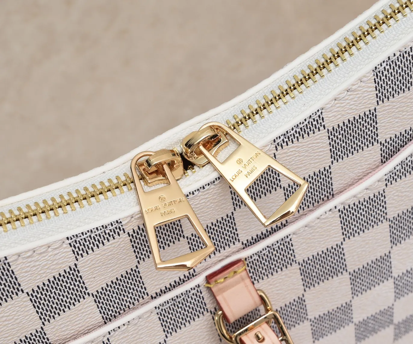 💰Large yellow leather 200 Small yellow leather 320💰Upgraded original version M45353 M45354 M45355 A new Odeon medium and small handbag is launched in the autumn and winter of 2020, using Monogram canvas and reinforced leather corners to convey a retro feel. The adjustable shoulder strap makes it easy to carry on the shoulder or across the body, and the zipper allows easy access to your belongings. Monogram coated canvas Semi-distressed vegetable tanned leather Natural cowhide and colorful cowhide trim Fabric lining Metal hardware Leather corners Shoulder strap loops Double zip closure External patch pocket with magnetic closure