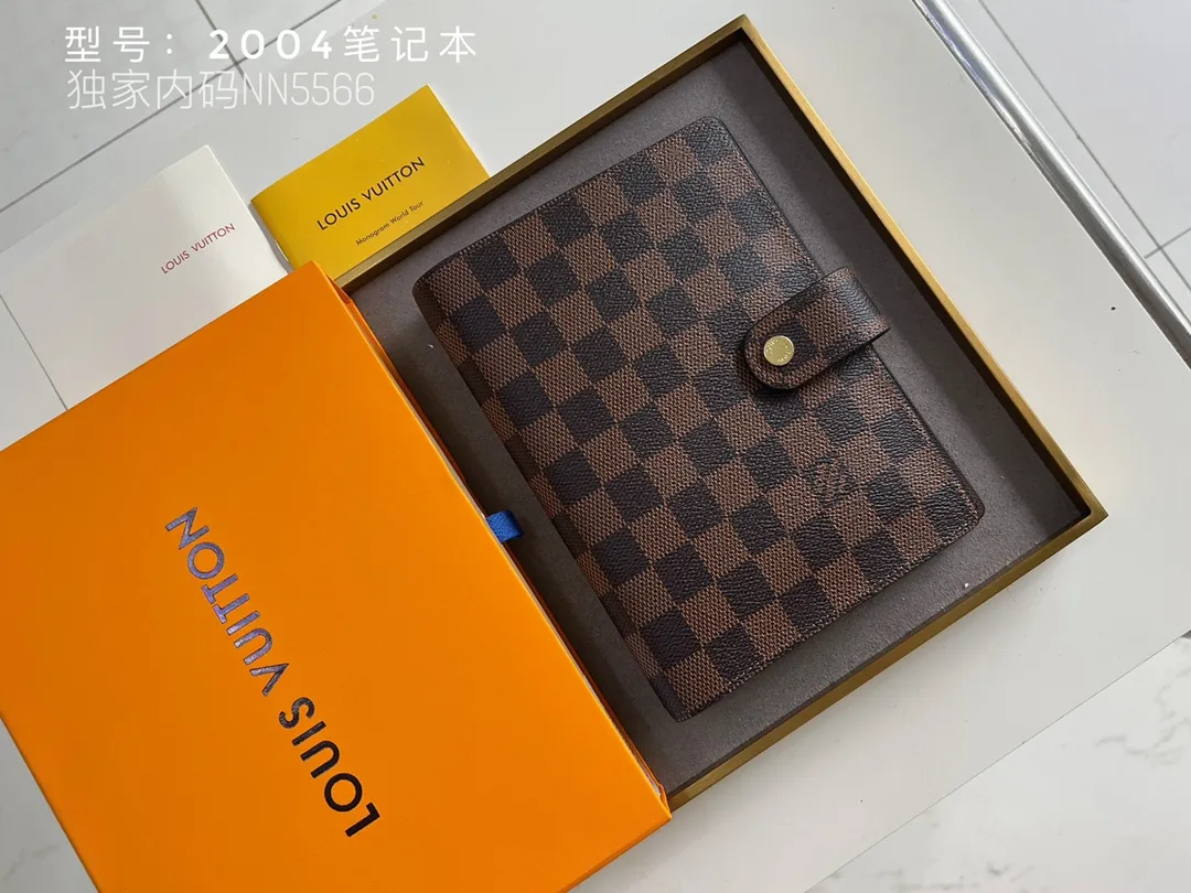 💰140 Top Original 💎 Latest Date 📅 Notepad This small notepad cover is made of Monogram canvas and can hold three credit cards. It can also be used as an address book, notebook or calendar. Epi leather is delicately embossed with LV initials and is lined with intertwined textured leather - Push-button closure - Six-ring binder with three rings in a set, six credit card slots and two internal compartments - Notepad insert available separately. Model: 2004 Size: 14x18cm