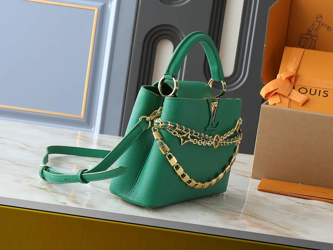 💰420💰Guangzhou goods Upgraded original M12345 M12346 M12279 M11908 M11906 This Capucines BB handbag is from the Trilogy series, using Taurillon cow leather and dazzling metal parts to convey elegant style. The gorgeous chain is embellished with a mini padlock and an enamel Monogram flower. The flap can be placed externally or internally to open multiple pockets. The sophisticated design allows for a variety of carrying experiences. Dimensions: 27.0 x 17.3 x 9.0 cm (length x height x width)