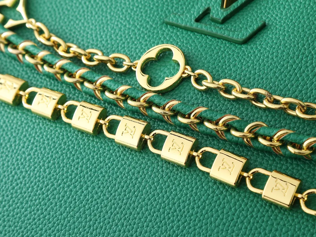 💰420💰Guangzhou goods Upgraded original M12345 M12346 M12279 M11908 M11906 This Capucines BB handbag is from the Trilogy series, using Taurillon cow leather and dazzling metal parts to convey elegant style. The gorgeous chain is embellished with a mini padlock and an enamel Monogram flower. The flap can be placed externally or internally to open multiple pockets. The sophisticated design allows for a variety of carrying experiences. Dimensions: 27.0 x 17.3 x 9.0 cm (length x height x width)