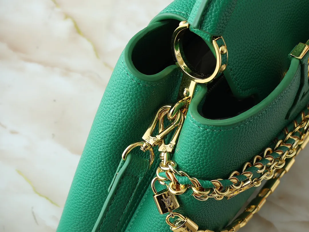 💰420💰Guangzhou goods Upgraded original M12345 M12346 M12279 M11908 M11906 This Capucines BB handbag is from the Trilogy series, using Taurillon cow leather and dazzling metal parts to convey elegant style. The gorgeous chain is embellished with a mini padlock and an enamel Monogram flower. The flap can be placed externally or internally to open multiple pockets. The sophisticated design allows for a variety of carrying experiences. Dimensions: 27.0 x 17.3 x 9.0 cm (length x height x width)