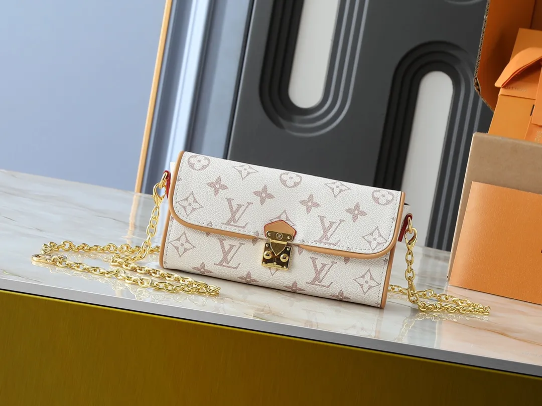 💰200💰Upgraded from the original M26583 M13566. This Pochette Camille handbag is clad in Monogram Dune canvas, paying tribute to the original design launched on the Louis Vuitton 2000 spring and summer show with a trendy style. It's trimmed in calfskin with a sophisticated touch, and the detachable chain is complemented by a dazzling S-Lock closure. It can be worn cross-body, over the shoulder or by hand. Dimensions: 20.5 x 11.0 x 6.0 cm (length x height x width)