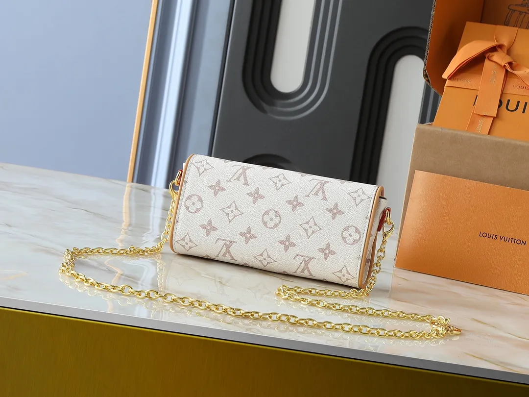 💰200💰Upgraded from the original M26583 M13566. This Pochette Camille handbag is clad in Monogram Dune canvas, paying tribute to the original design launched on the Louis Vuitton 2000 spring and summer show with a trendy style. It's trimmed in calfskin with a sophisticated touch, and the detachable chain is complemented by a dazzling S-Lock closure. It can be worn cross-body, over the shoulder or by hand. Dimensions: 20.5 x 11.0 x 6.0 cm (length x height x width)