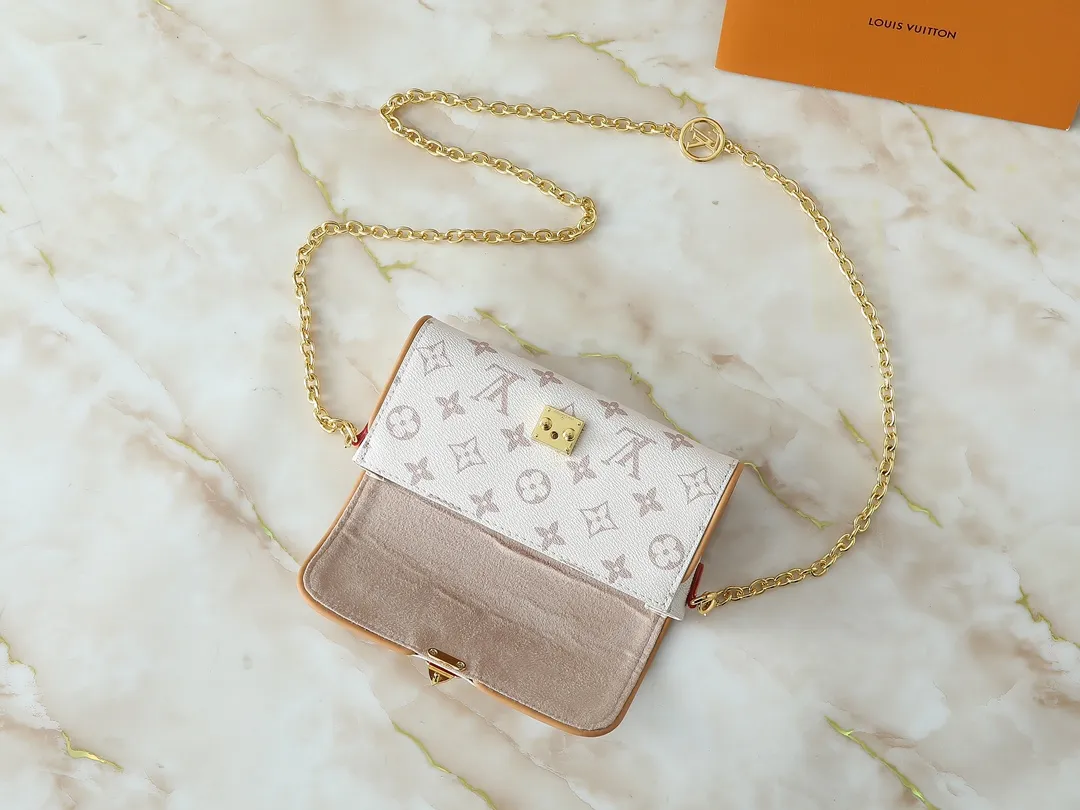 💰200💰Upgraded from the original M26583 M13566. This Pochette Camille handbag is clad in Monogram Dune canvas, paying tribute to the original design launched on the Louis Vuitton 2000 spring and summer show with a trendy style. It's trimmed in calfskin with a sophisticated touch, and the detachable chain is complemented by a dazzling S-Lock closure. It can be worn cross-body, over the shoulder or by hand. Dimensions: 20.5 x 11.0 x 6.0 cm (length x height x width)