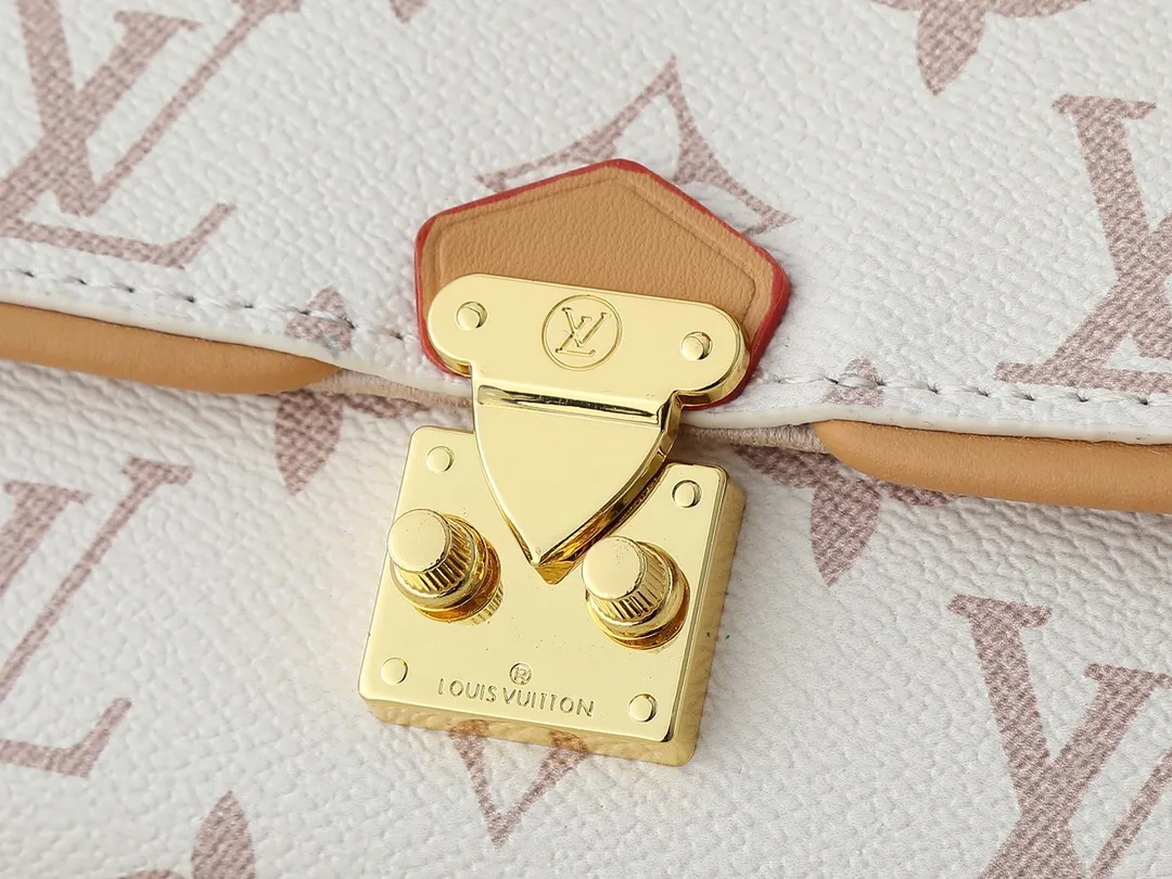 💰200💰Upgraded from the original M26583 M13566. This Pochette Camille handbag is clad in Monogram Dune canvas, paying tribute to the original design launched on the Louis Vuitton 2000 spring and summer show with a trendy style. It's trimmed in calfskin with a sophisticated touch, and the detachable chain is complemented by a dazzling S-Lock closure. It can be worn cross-body, over the shoulder or by hand. Dimensions: 20.5 x 11.0 x 6.0 cm (length x height x width)