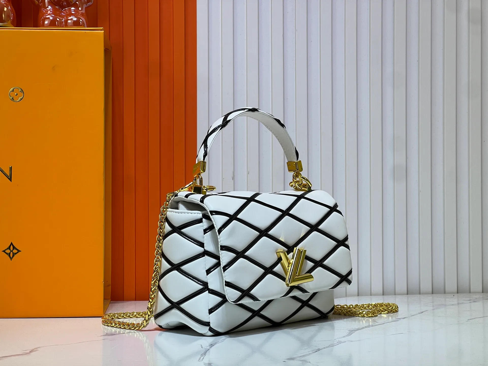 Batch 320💰M23689 M22891 Nicolas Ghesquière devoted new craftsmanship exploration to the GO-14 medium handbag, hand-painting the baked effect on the quilted sheepskin leather, showing an avant-garde style. The LV Twist twist lock highlights the brand's style, and the top handle and adjustable chain are detachable, allowing for a variety of carrying methods. Size: 23X16X10
