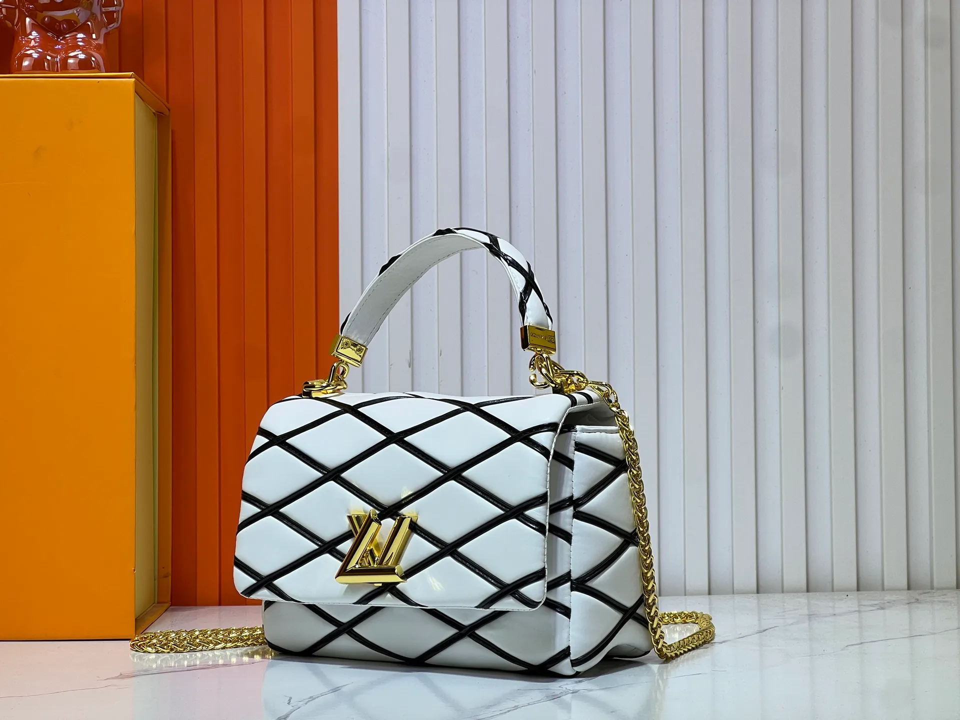 Batch 320💰M23689 M22891 Nicolas Ghesquière devoted new craftsmanship exploration to the GO-14 medium handbag, hand-painting the baked effect on the quilted sheepskin leather, showing an avant-garde style. The LV Twist twist lock highlights the brand's style, and the top handle and adjustable chain are detachable, allowing for a variety of carrying methods. Size: 23X16X10