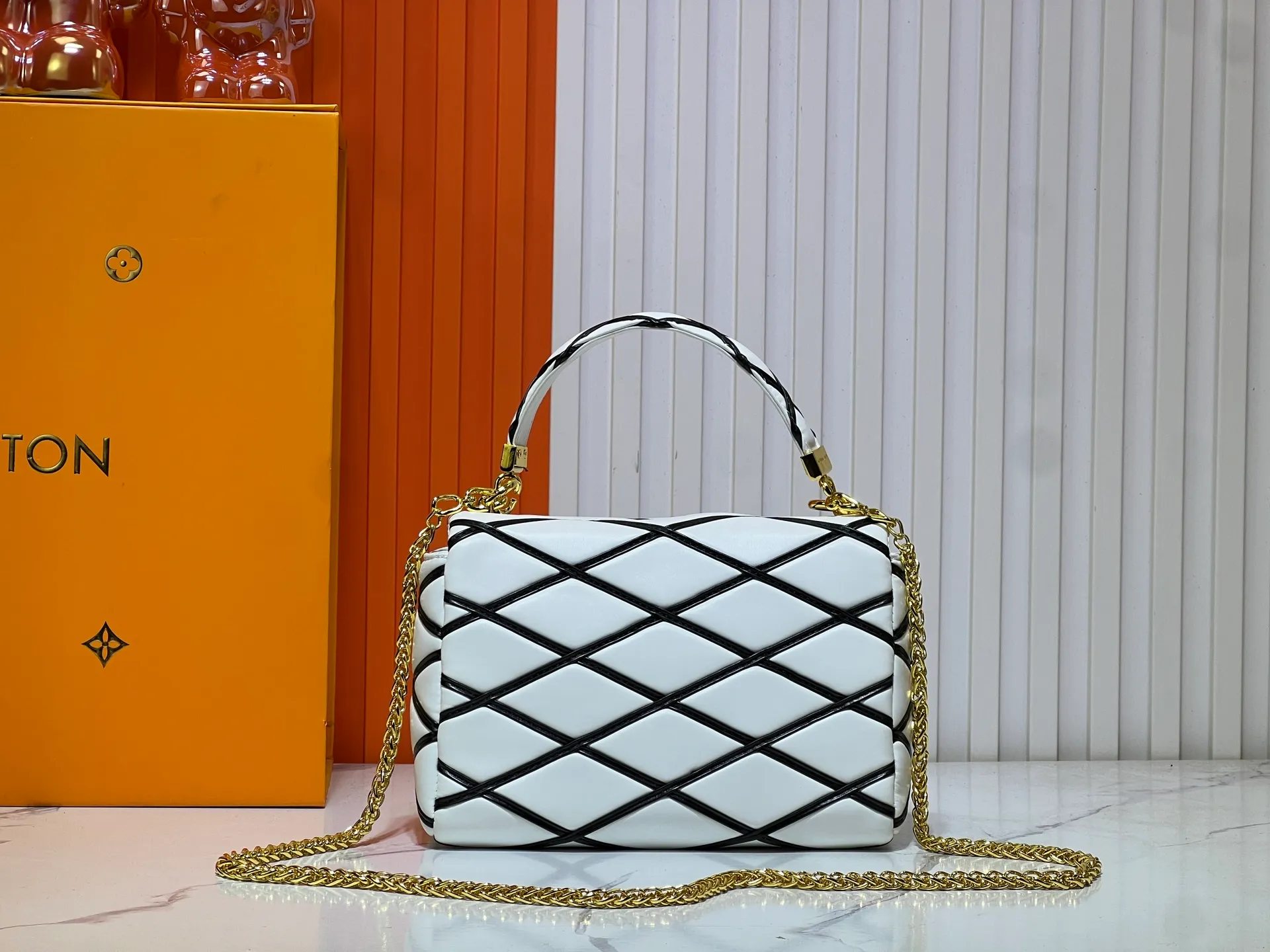 Batch 320💰M23689 M22891 Nicolas Ghesquière devoted new craftsmanship exploration to the GO-14 medium handbag, hand-painting the baked effect on the quilted sheepskin leather, showing an avant-garde style. The LV Twist twist lock highlights the brand's style, and the top handle and adjustable chain are detachable, allowing for a variety of carrying methods. Size: 23X16X10