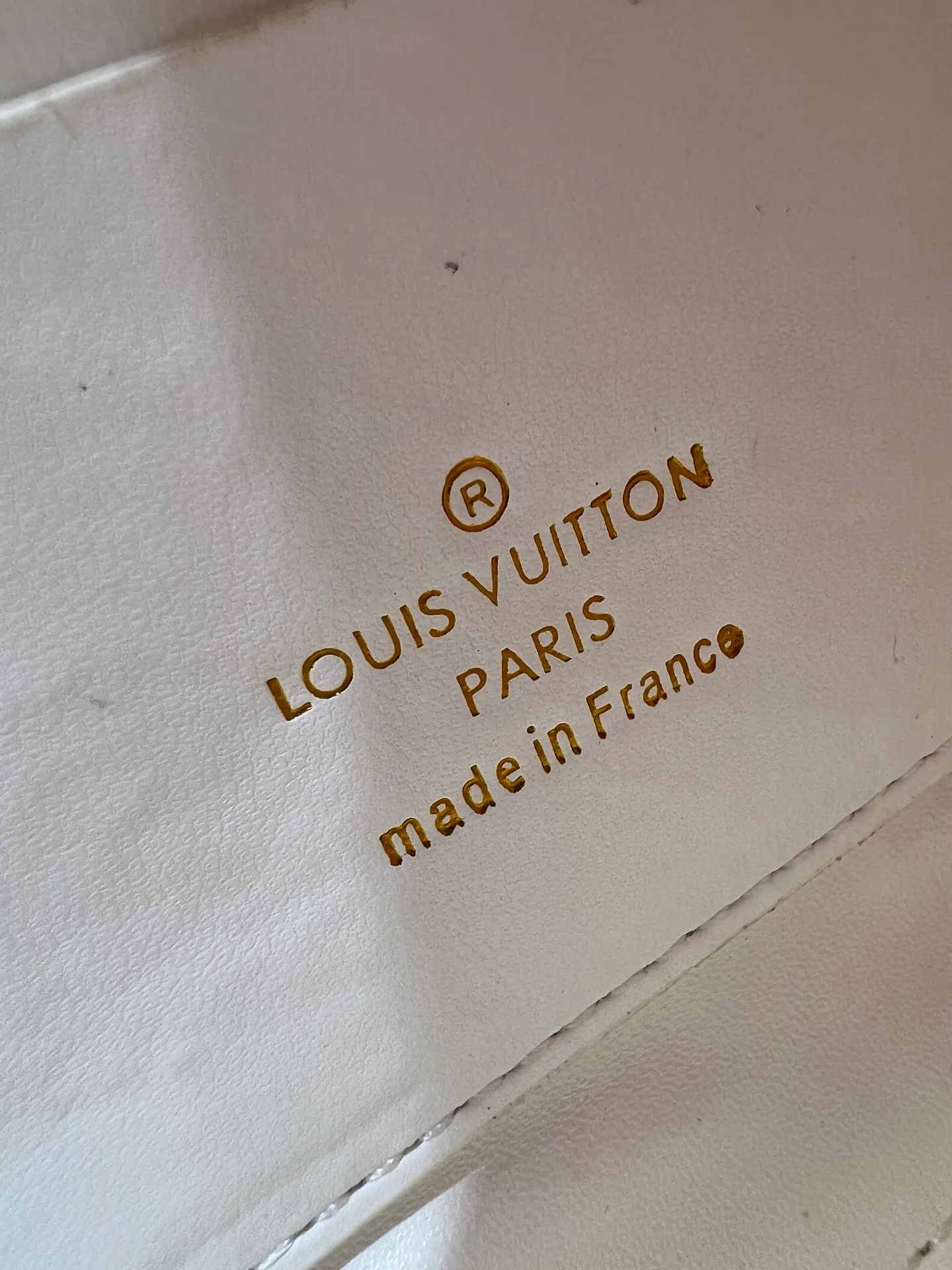 Batch 320💰M23689 M22891 Nicolas Ghesquière devoted new craftsmanship exploration to the GO-14 medium handbag, hand-painting the baked effect on the quilted sheepskin leather, showing an avant-garde style. The LV Twist twist lock highlights the brand's style, and the top handle and adjustable chain are detachable, allowing for a variety of carrying methods. Size: 23X16X10