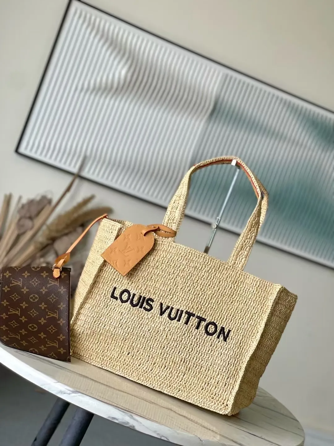 💰1580 Top Original Order M14458 This Shopper Tote handbag is filled with summery atmosphere with light raffia, which cleverly reflects the Louis Vuitton logo embroidery on the front. The removable distressed leather nameplate adds a retro charm, and the Louis Vuitton woven label on the inside highlights the new season cruise theme. Dimensions: 44 × 32 × 17 cm