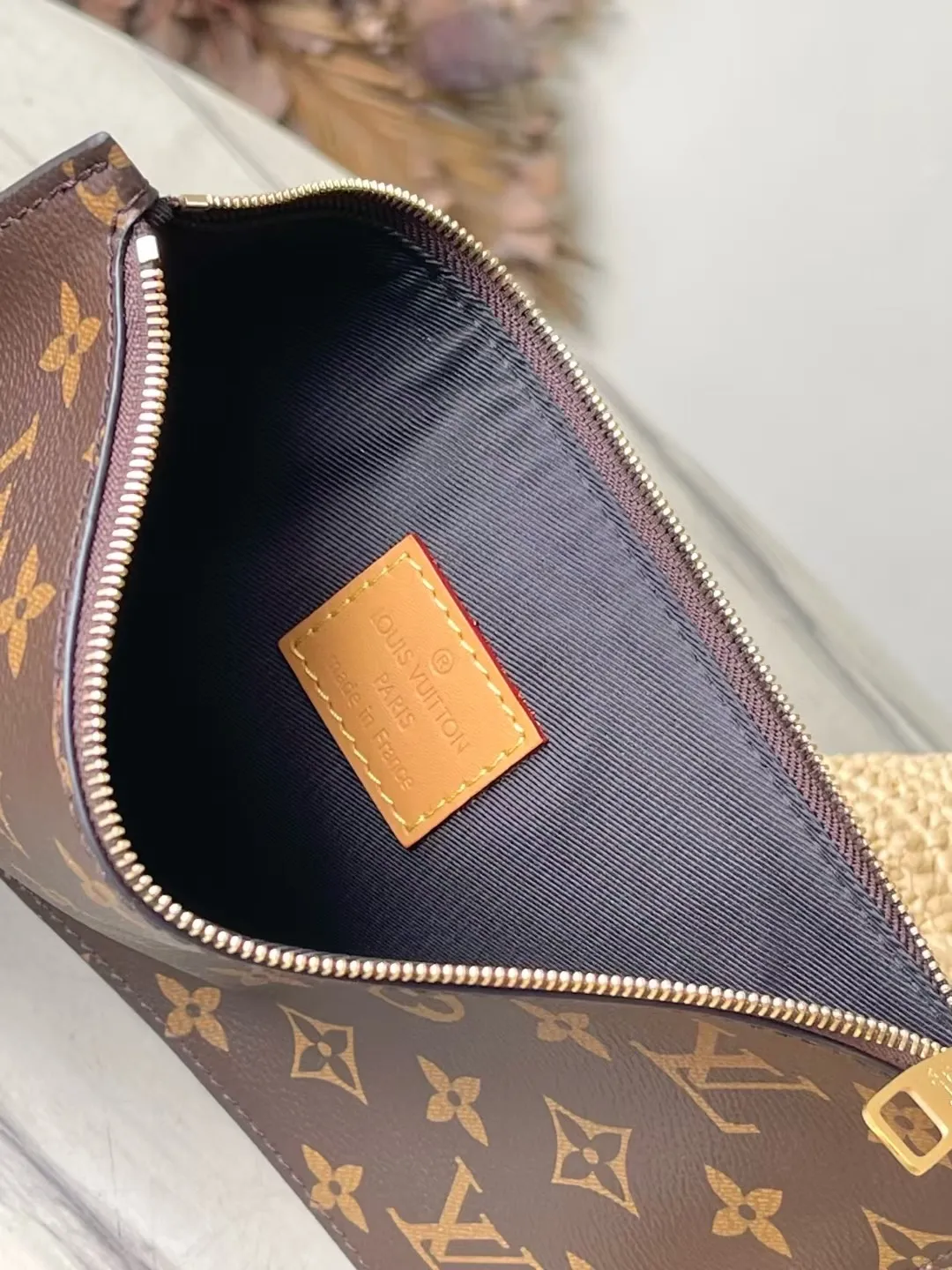 💰1580 Top Original Order M14458 This Shopper Tote handbag is filled with summery atmosphere with light raffia, which cleverly reflects the Louis Vuitton logo embroidery on the front. The removable distressed leather nameplate adds a retro charm, and the Louis Vuitton woven label on the inside highlights the new season cruise theme. Dimensions: 44 × 32 × 17 cm