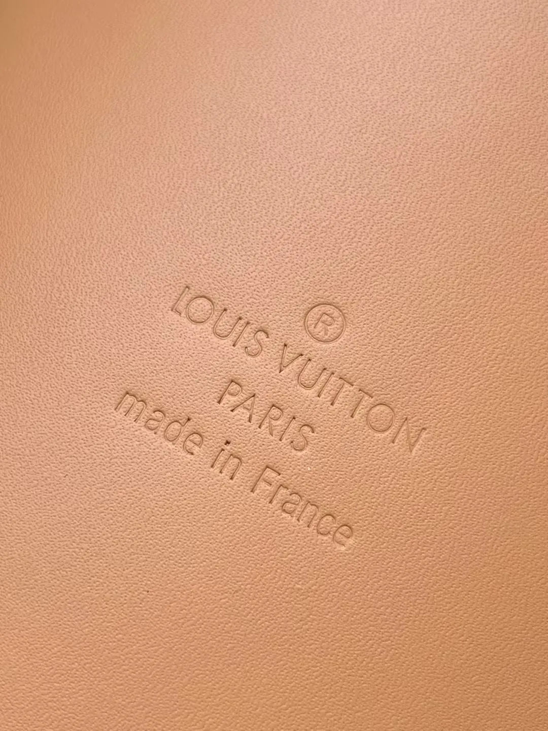 💰1580 Top Original Order M14458 This Shopper Tote handbag is filled with summery atmosphere with light raffia, which cleverly reflects the Louis Vuitton logo embroidery on the front. The removable distressed leather nameplate adds a retro charm, and the Louis Vuitton woven label on the inside highlights the new season cruise theme. Dimensions: 44 × 32 × 17 cm