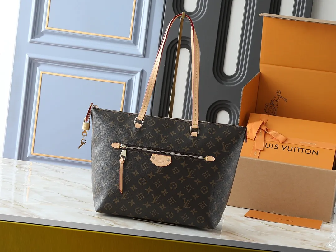 💰Large 140, small 260💰Upgraded original IENA MM handbag 41013 coffee 40040 white grid 42267 presbyopia 42268 The epitome of casual fashion The perfect daily companion for women Perfect functionality and unique elegance Will definitely become your best friend Microfiber lining & tree lamb leather decoration Front zipper layer Shiny gold metal plate decorated cowhide pull tag The quality is as real as the photo Pure copper carved hardware with first-layer cowhide. Size: large 42/27/17, small 35/23/13