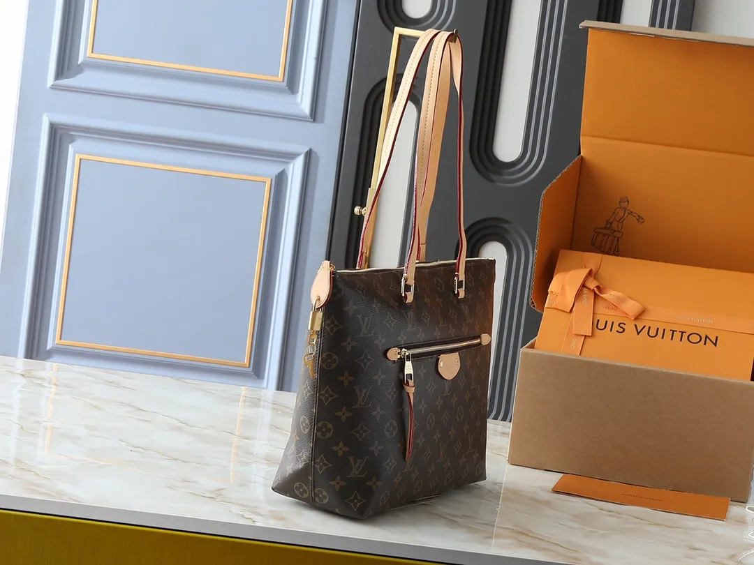 💰Large 140, small 260💰Upgraded original IENA MM handbag 41013 coffee 40040 white grid 42267 presbyopia 42268 The epitome of casual fashion The perfect daily companion for women Perfect functionality and unique elegance Will definitely become your best friend Microfiber lining & tree lamb leather decoration Front zipper layer Shiny gold metal plate decorated cowhide pull tag The quality is as real as the photo Pure copper carved hardware with first-layer cowhide. Size: large 42/27/17, small 35/23/13