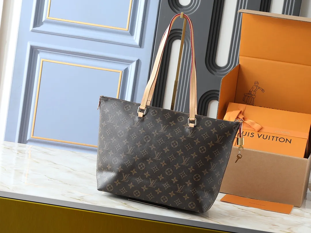 💰Large 140, small 260💰Upgraded original IENA MM handbag 41013 coffee 40040 white grid 42267 presbyopia 42268 The epitome of casual fashion The perfect daily companion for women Perfect functionality and unique elegance Will definitely become your best friend Microfiber lining & tree lamb leather decoration Front zipper layer Shiny gold metal plate decorated cowhide pull tag The quality is as real as the photo Pure copper carved hardware with first-layer cowhide. Size: large 42/27/17, small 35/23/13