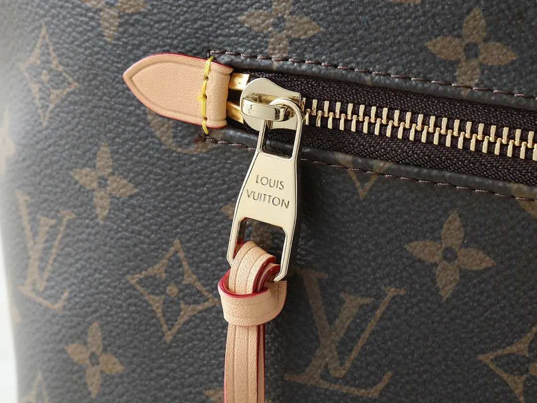 💰Large 140, small 260💰Upgraded original IENA MM handbag 41013 coffee 40040 white grid 42267 presbyopia 42268 The epitome of casual fashion The perfect daily companion for women Perfect functionality and unique elegance Will definitely become your best friend Microfiber lining & tree lamb leather decoration Front zipper layer Shiny gold metal plate decorated cowhide pull tag The quality is as real as the photo Pure copper carved hardware with first-layer cowhide. Size: large 42/27/17, small 35/23/13