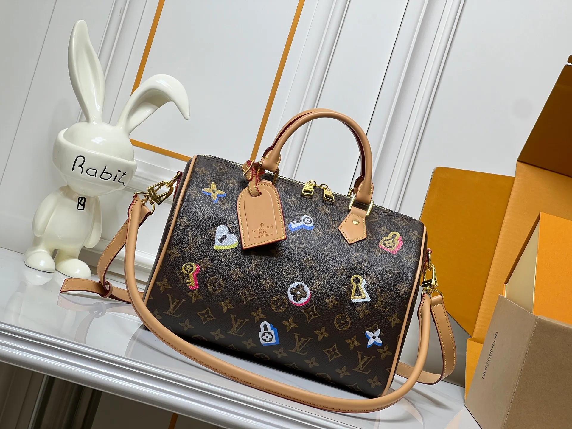 Batch 300💰M18076 M15159 M25766 M13344 Catwalk model This Speedy Soft 30 comes from the LV Travels With Grace Coddlington series. It is made of rich-toned cow leather with gold hardware and interesting embossed shapes. Removable name tag features Grace Coddington's handwriting. Size: 30X21X17 cm